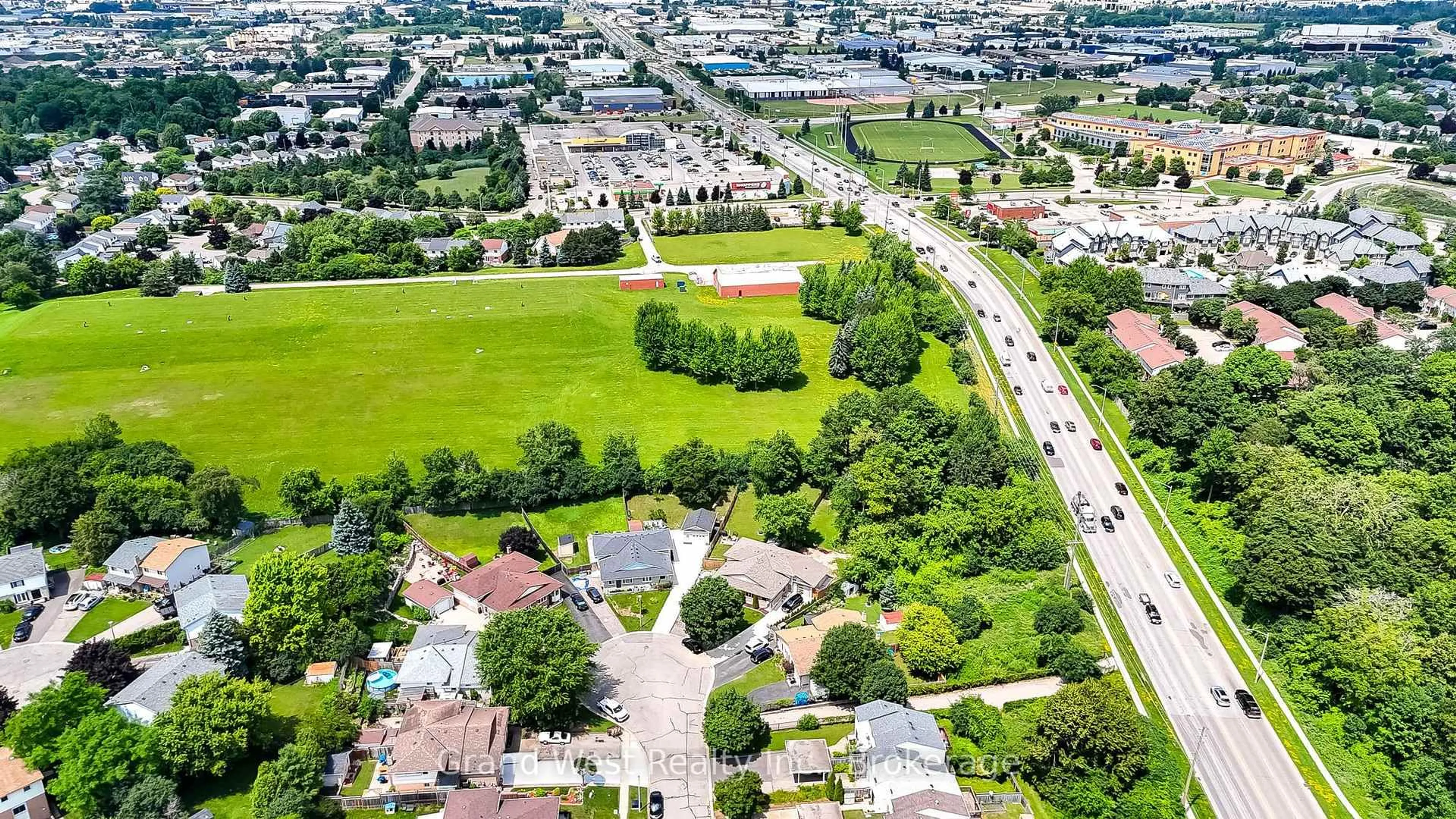 A pic from outside/outdoor area/front of a property/back of a property/a pic from drone, street for 85 Frobisher Crt, Cambridge Ontario N1R 6Z5