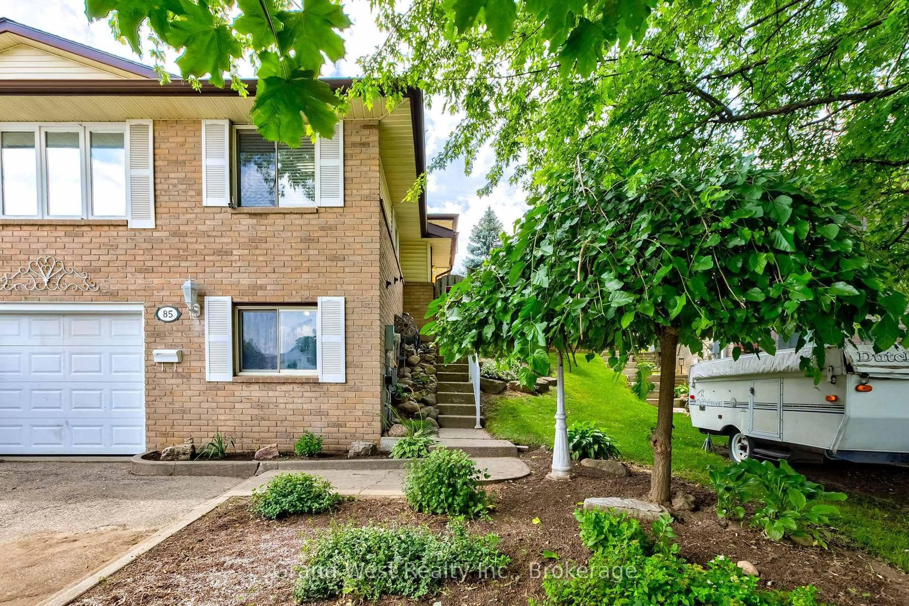 Home with brick exterior material, street for 85 Frobisher Crt, Cambridge Ontario N1R 6Z5