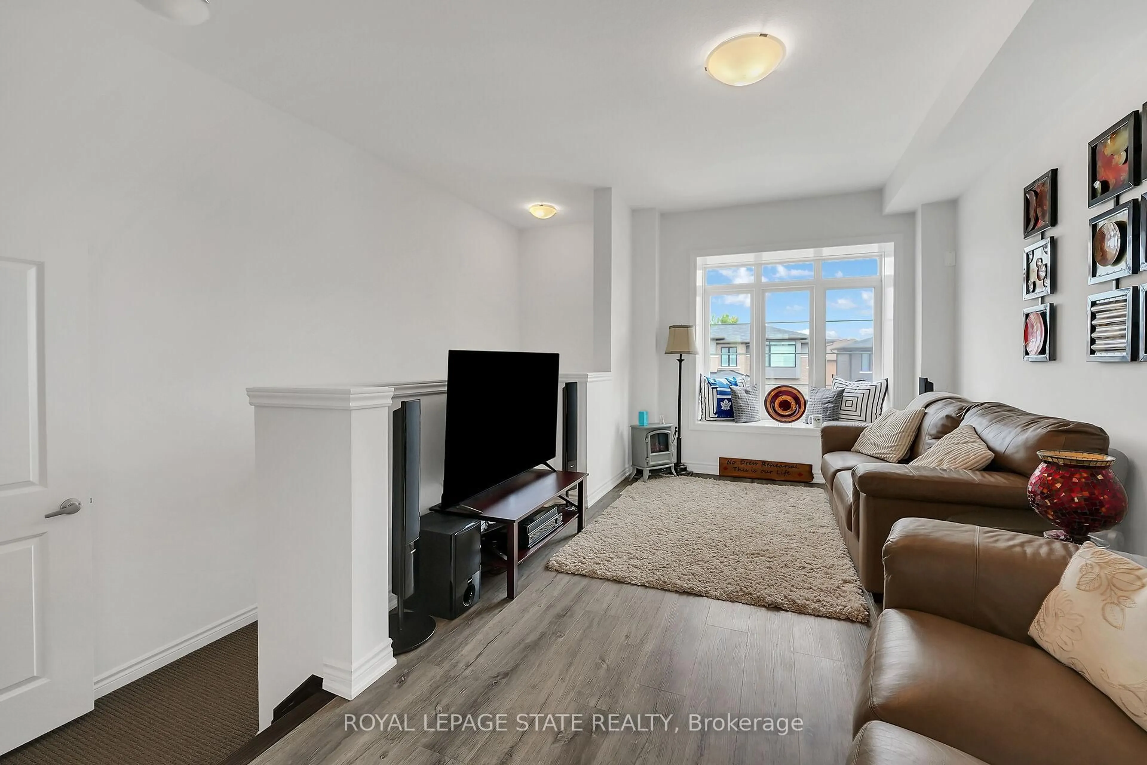 Living room with furniture, unknown for 4862 Connor Dr, Lincoln Ontario L3J 0S2