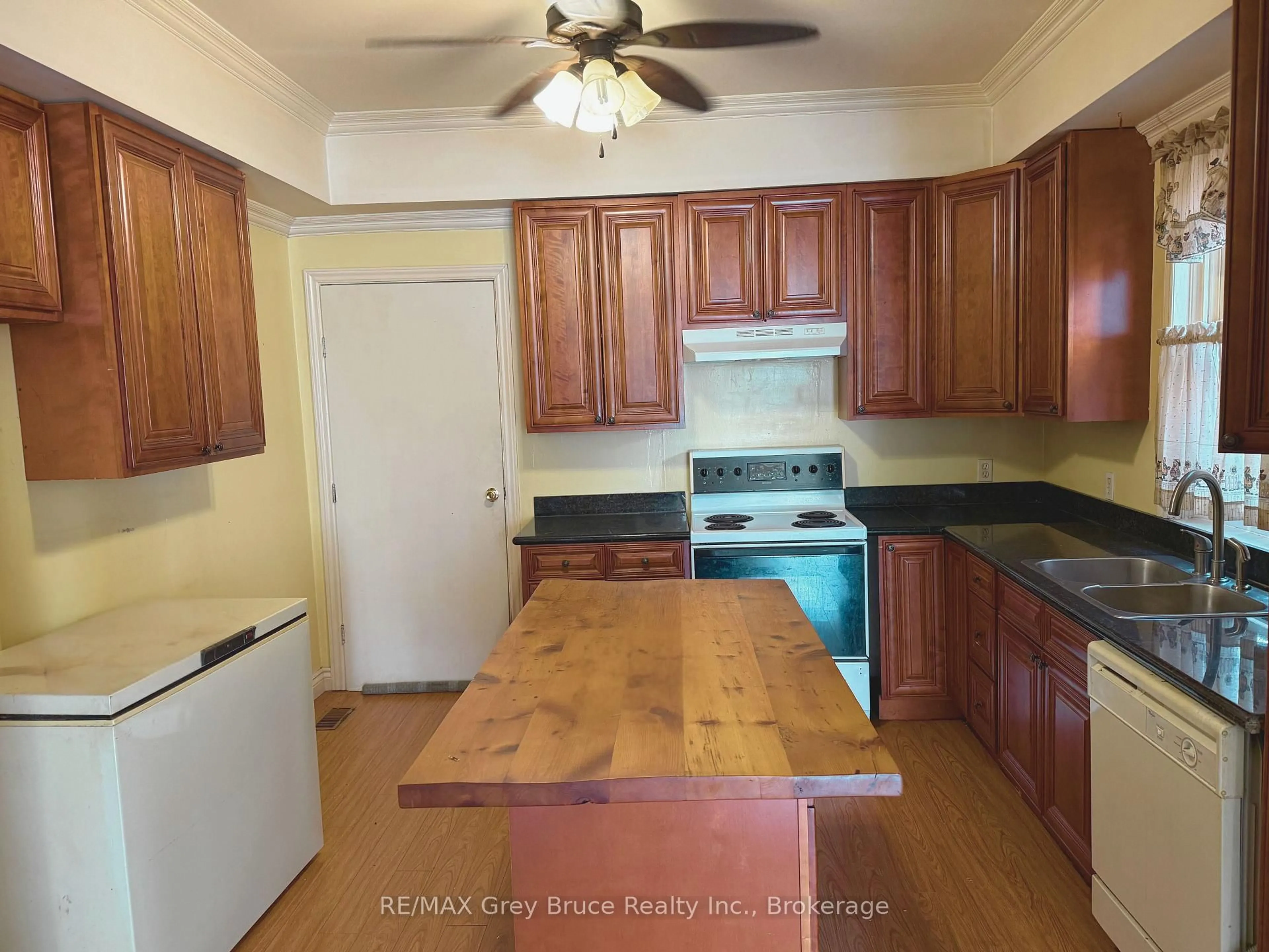 Standard kitchen, unknown for 785 4th Ave, Owen Sound Ontario N4K 2N5