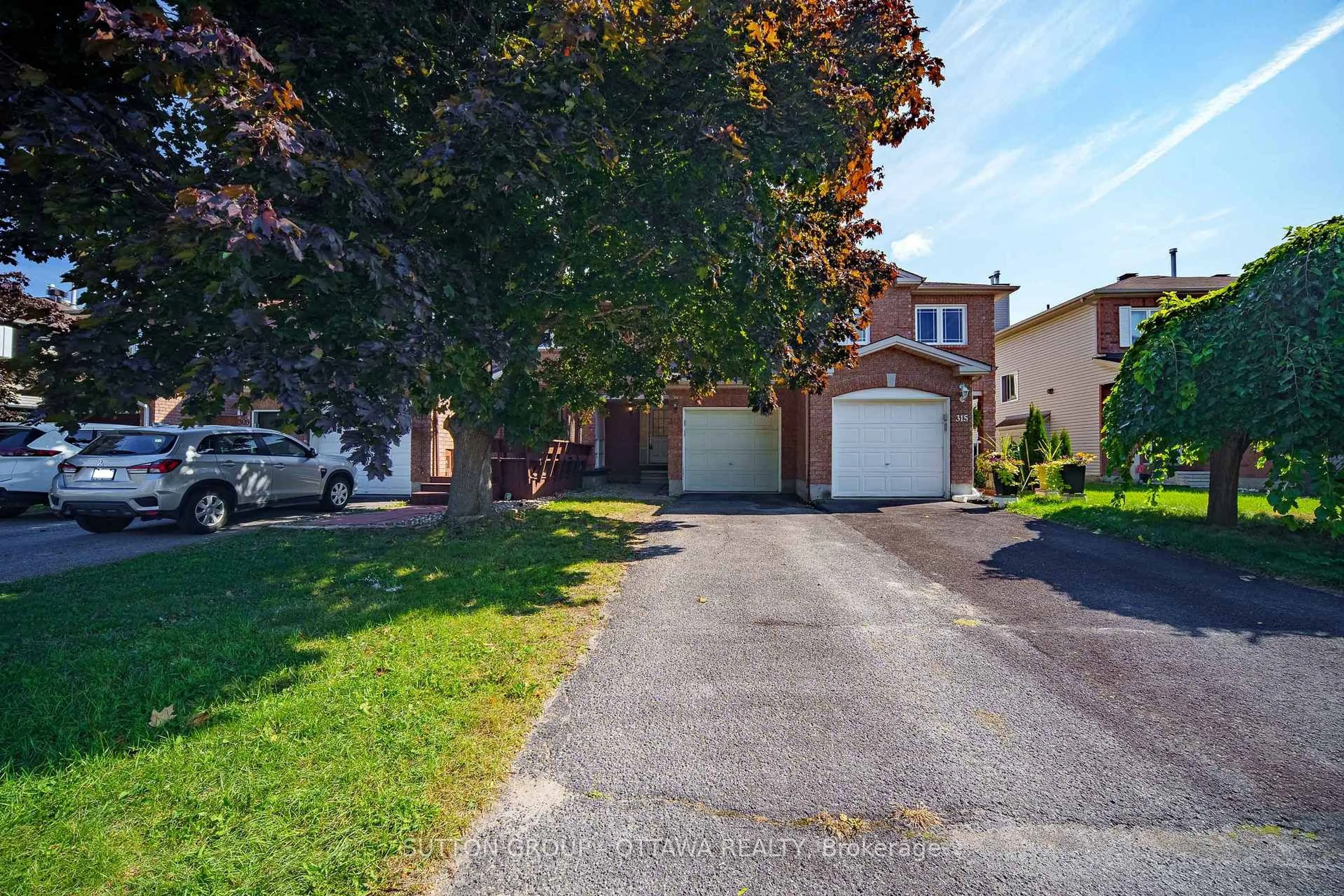 A pic from outside/outdoor area/front of a property/back of a property/a pic from drone, street for 313 Stoneway Dr, Ottawa Ontario K2G 6E7