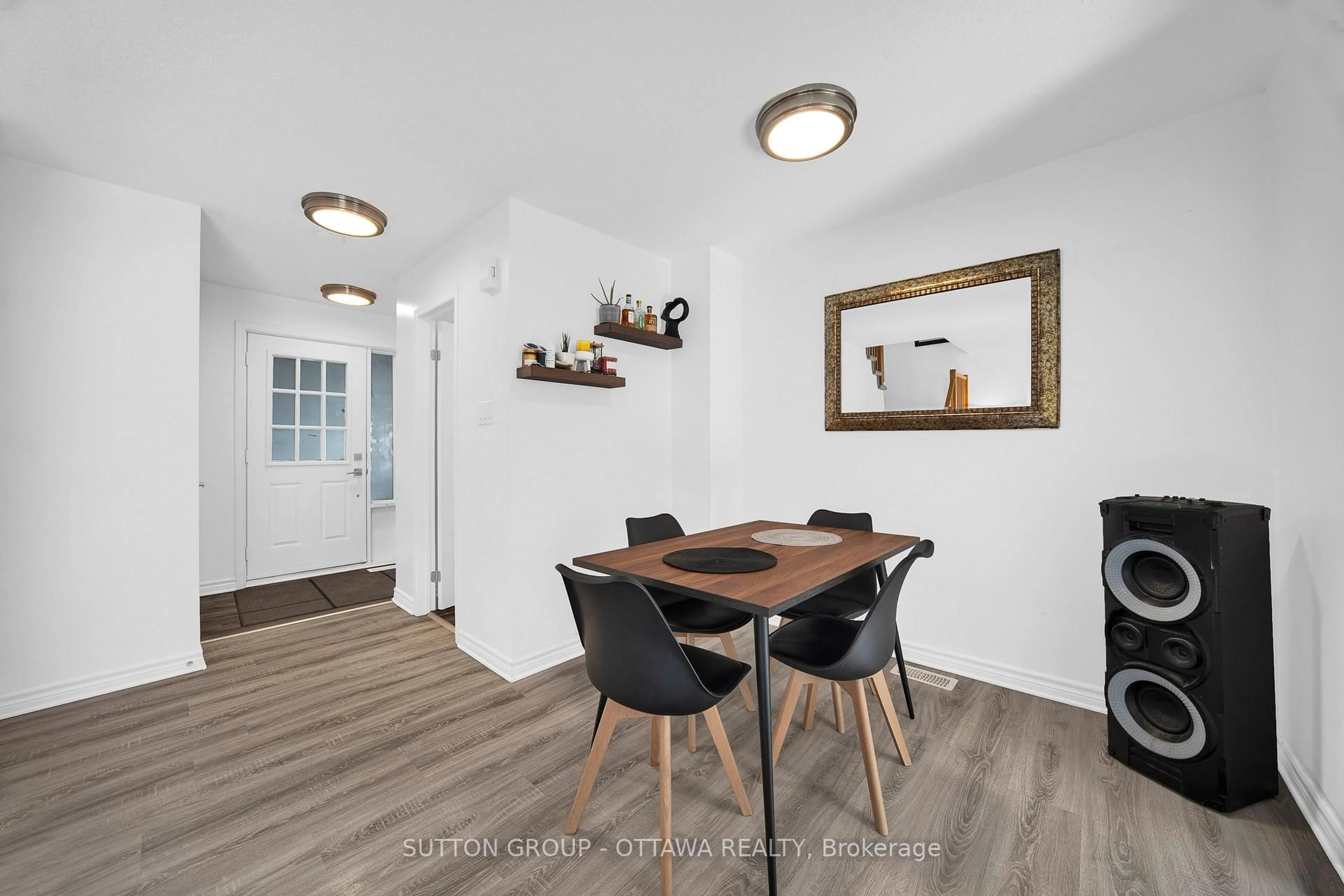 Dining room, wood/laminate floor for 313 Stoneway Dr, Ottawa Ontario K2G 6E7