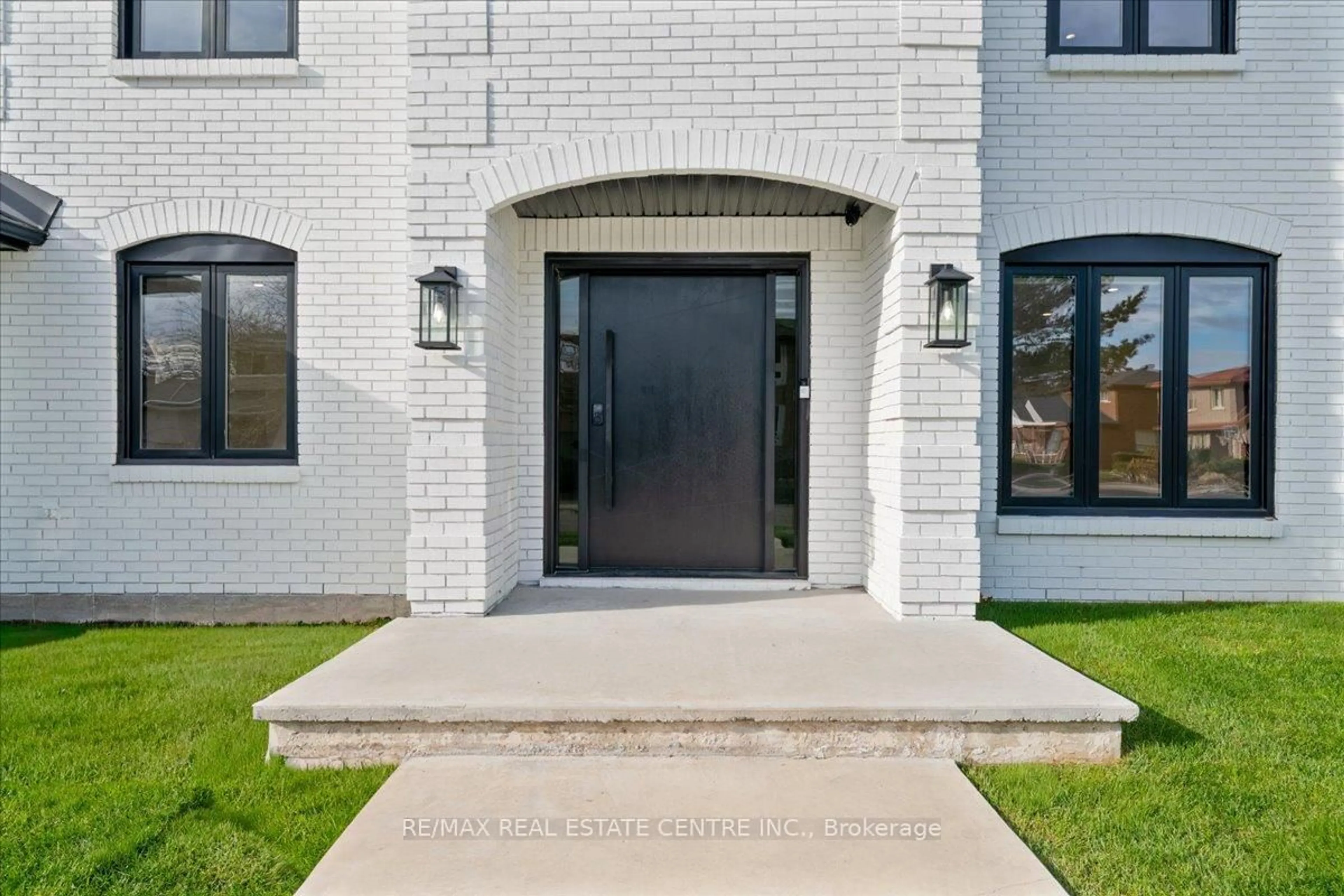 Indoor entryway for 32 Elena Crt, Hamilton Ontario L9C 7P7