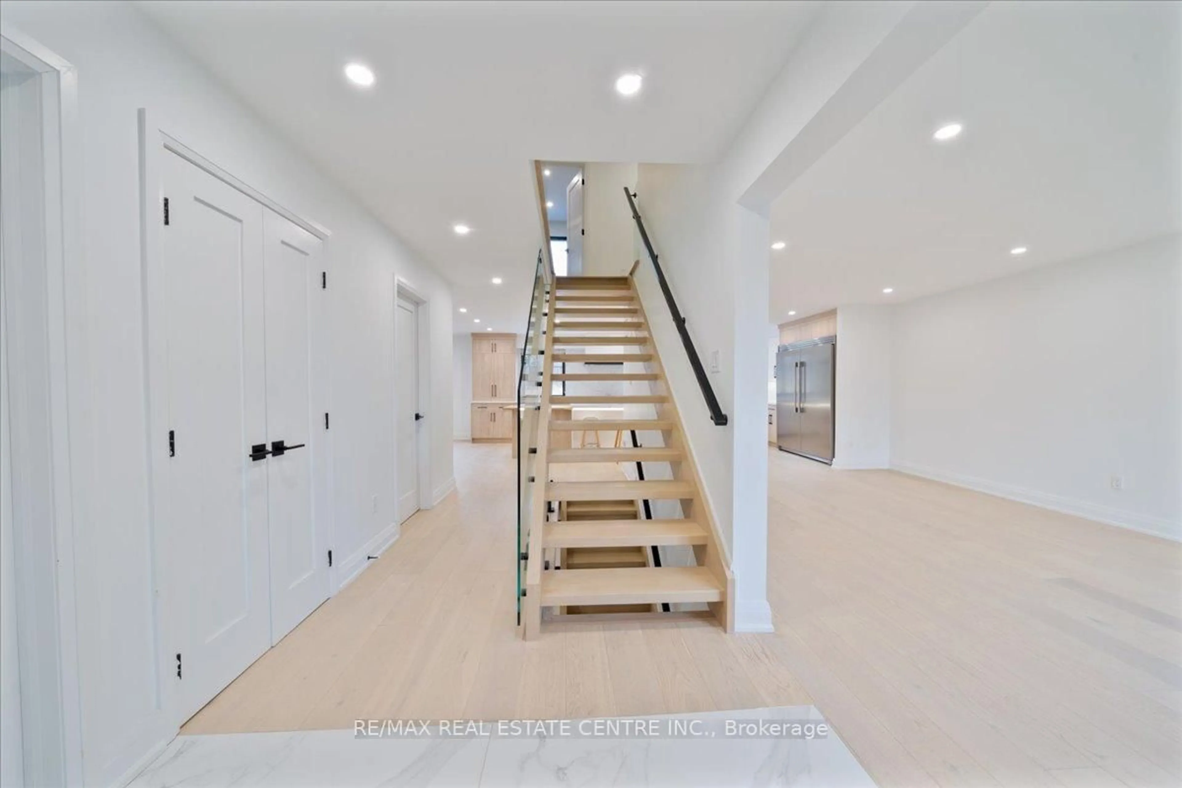 Indoor foyer for 32 Elena Crt, Hamilton Ontario L9C 7P7