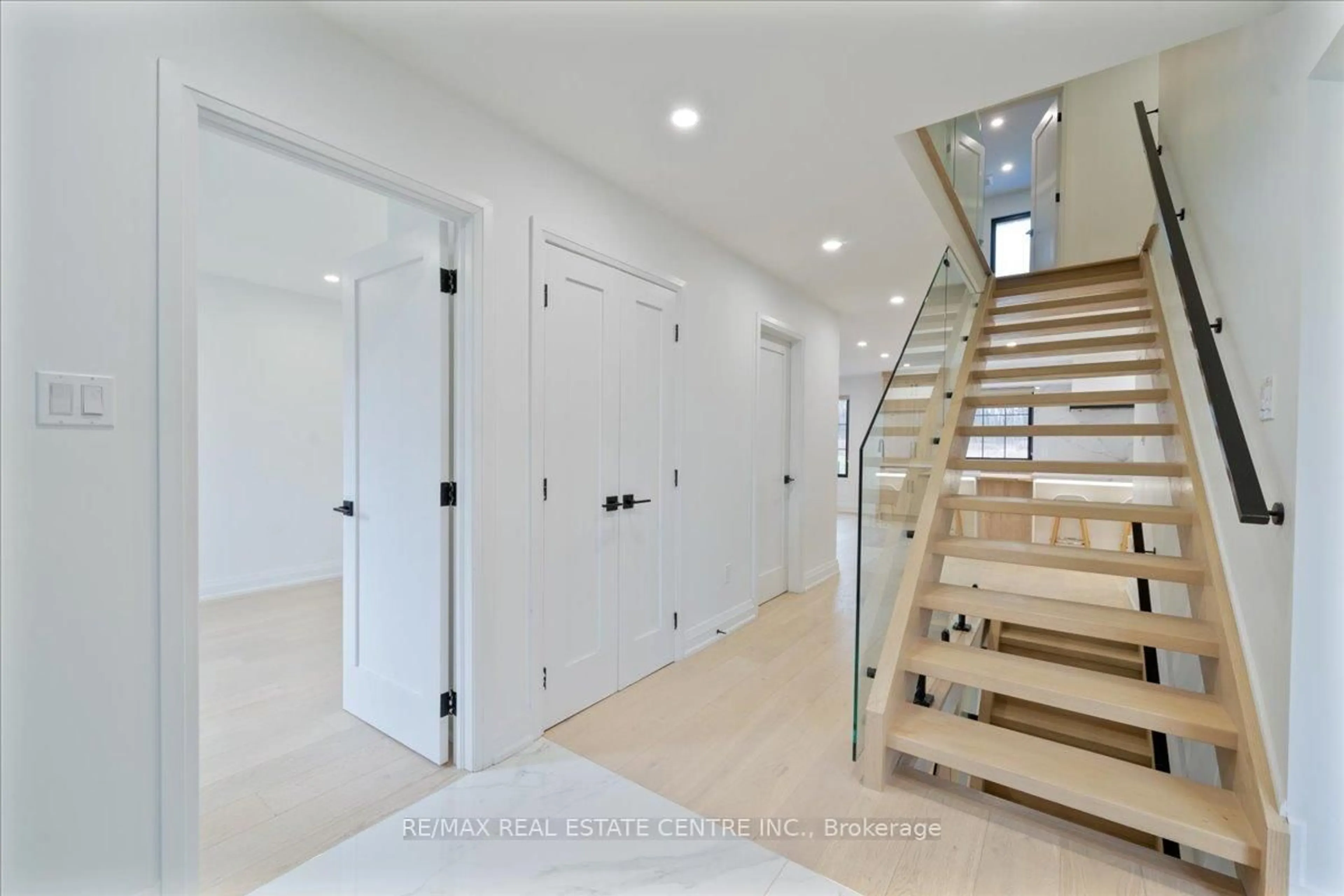 Indoor foyer for 32 Elena Crt, Hamilton Ontario L9C 7P7