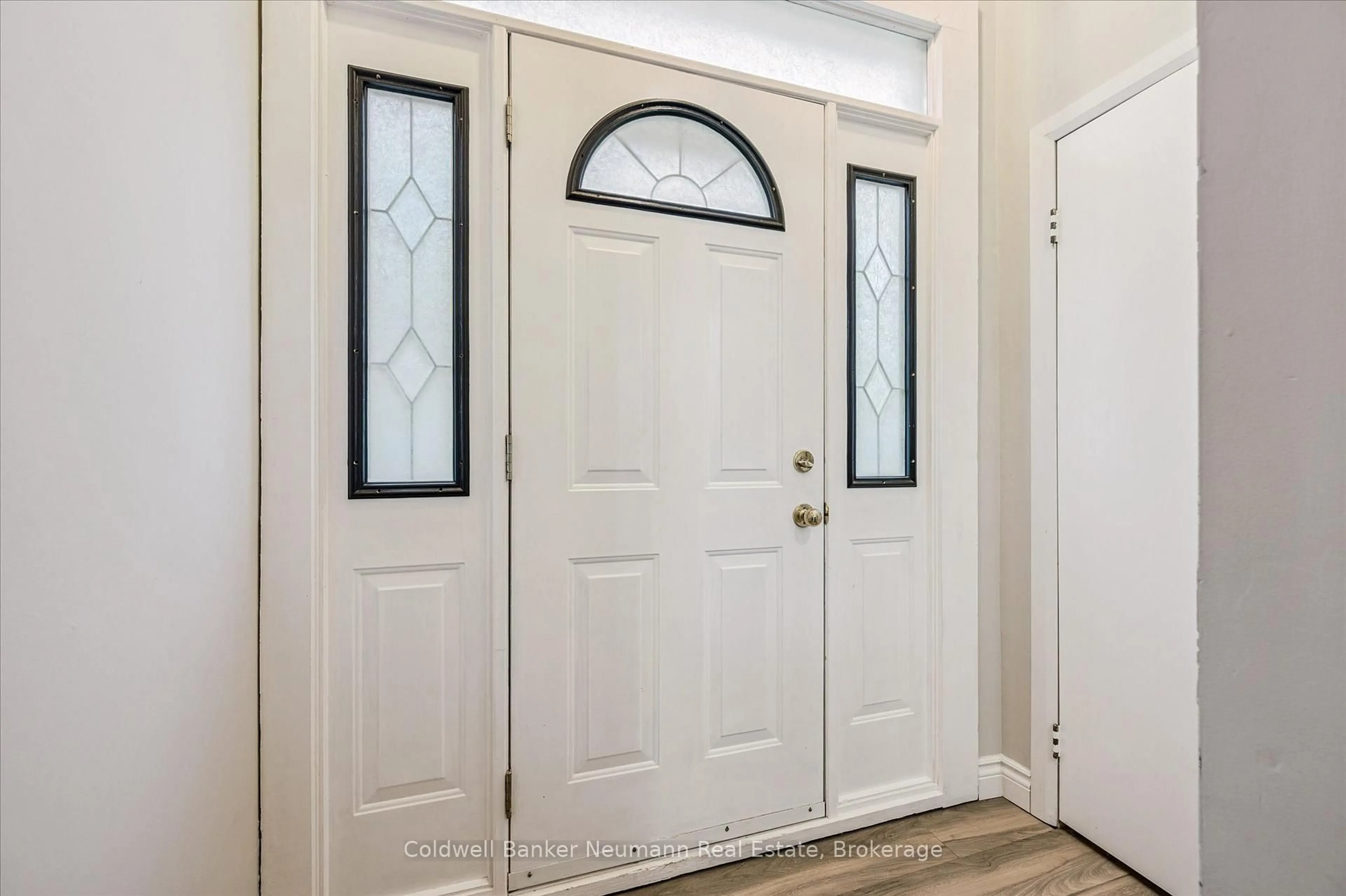 Indoor entryway for 127 Avon Rd, Kitchener Ontario N2B 1T9