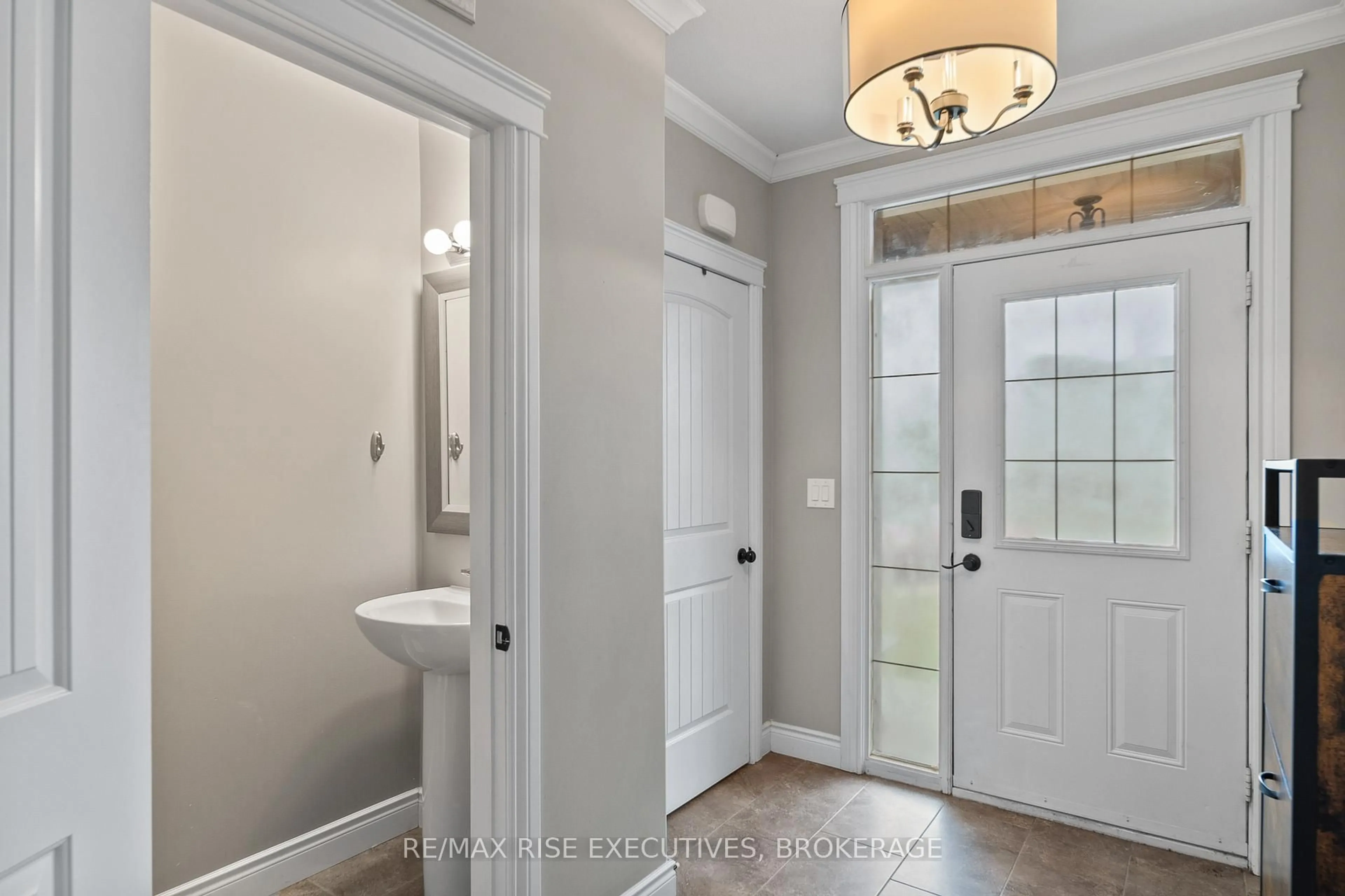 Indoor entryway for 1177 Horizon Dr, Kingston Ontario K7P 0K7