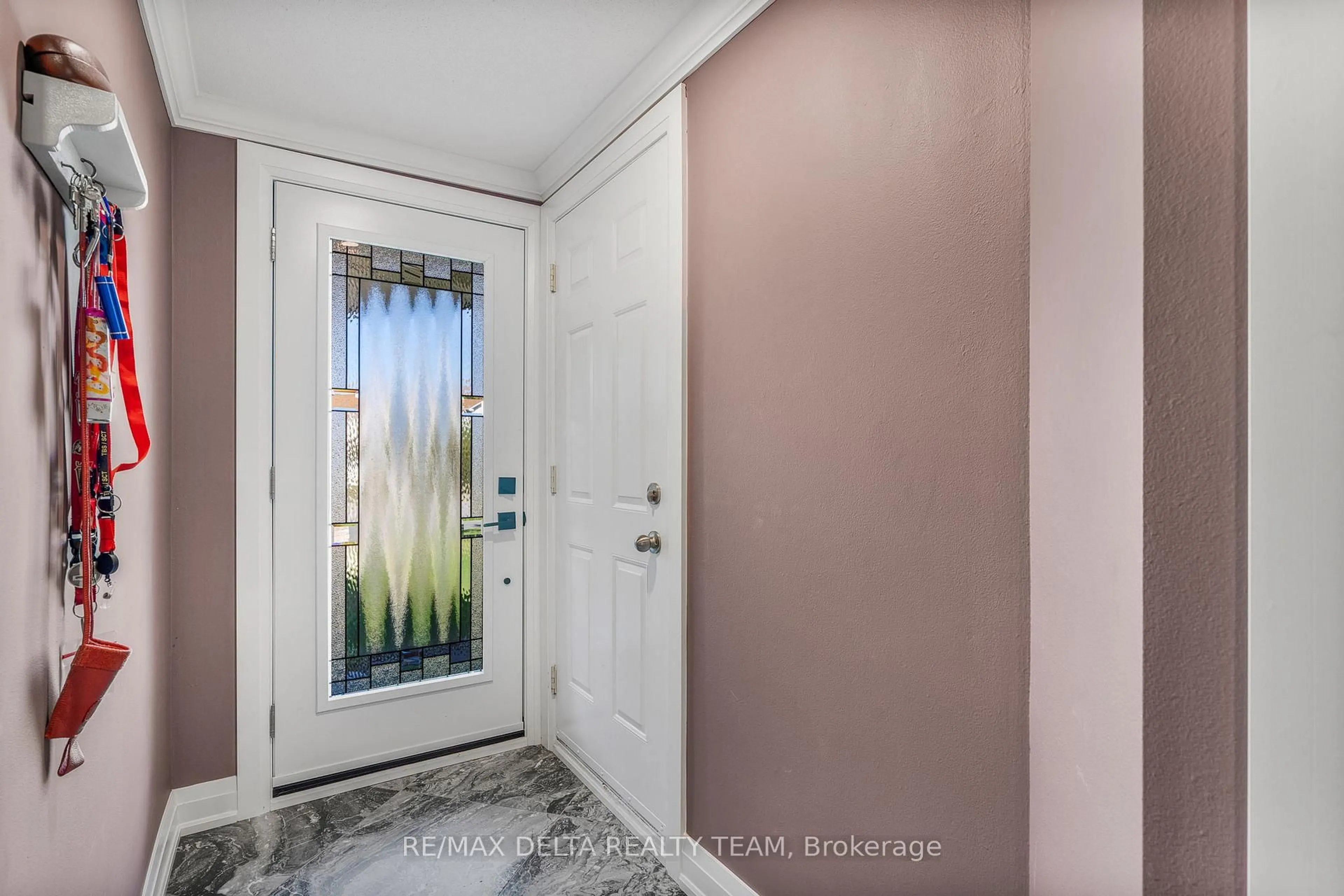 Indoor entryway for 18 LONGSHIRE Circ, Ottawa Ontario K2J 4K7