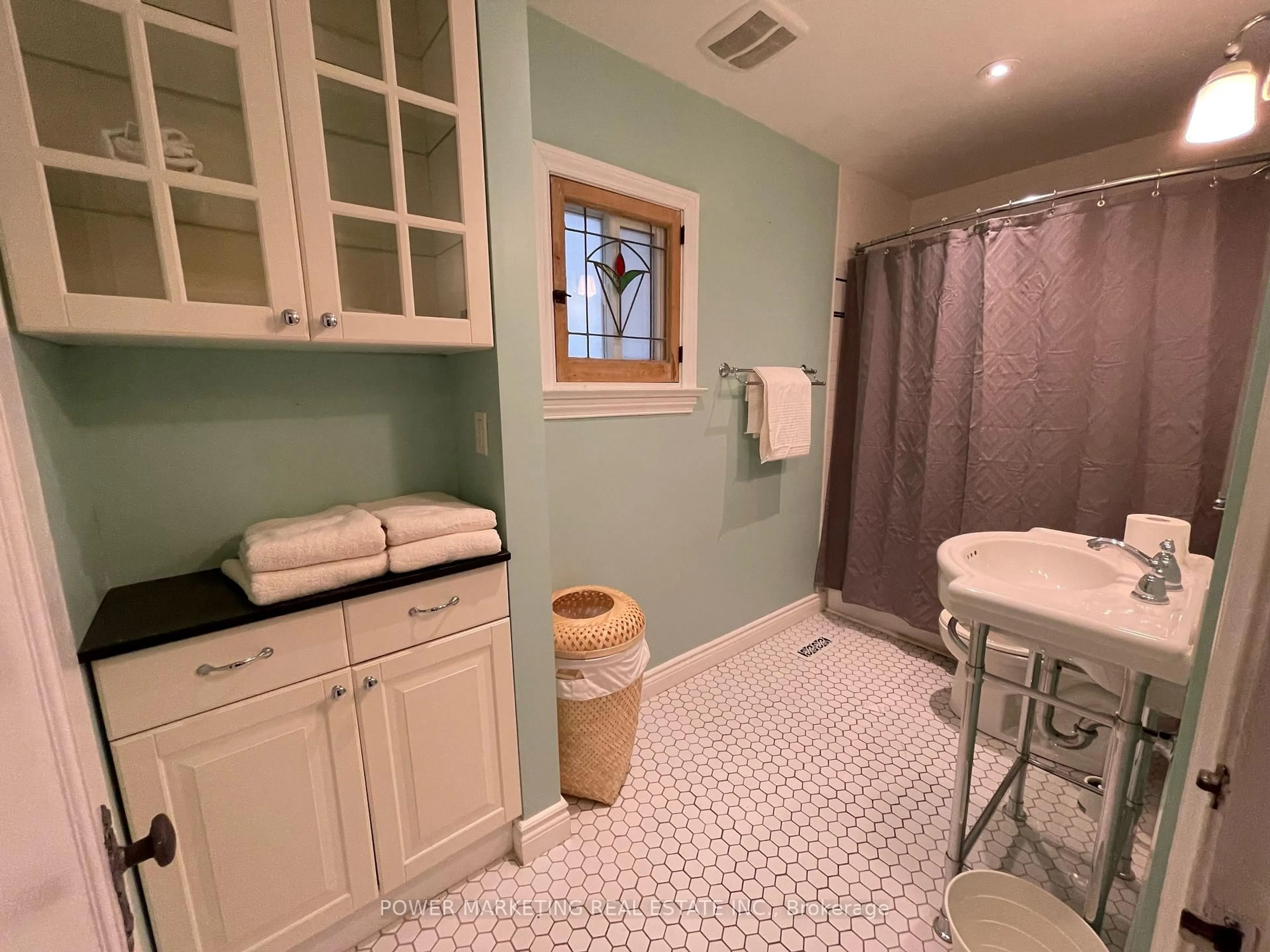 Standard bathroom, ceramic/tile floor for 21 PERKINS St, Ottawa Ontario K1R 7G4