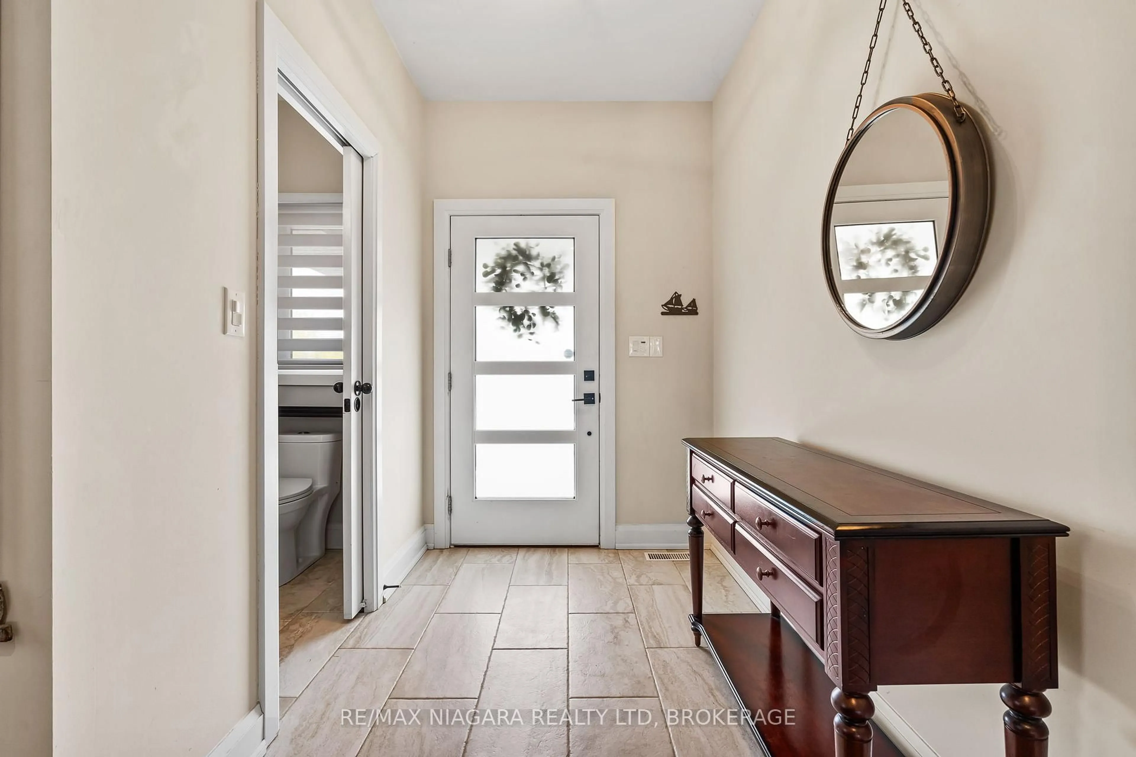 Indoor entryway for 77B BROADWAY, St. Catharines Ontario L2M 7Y3