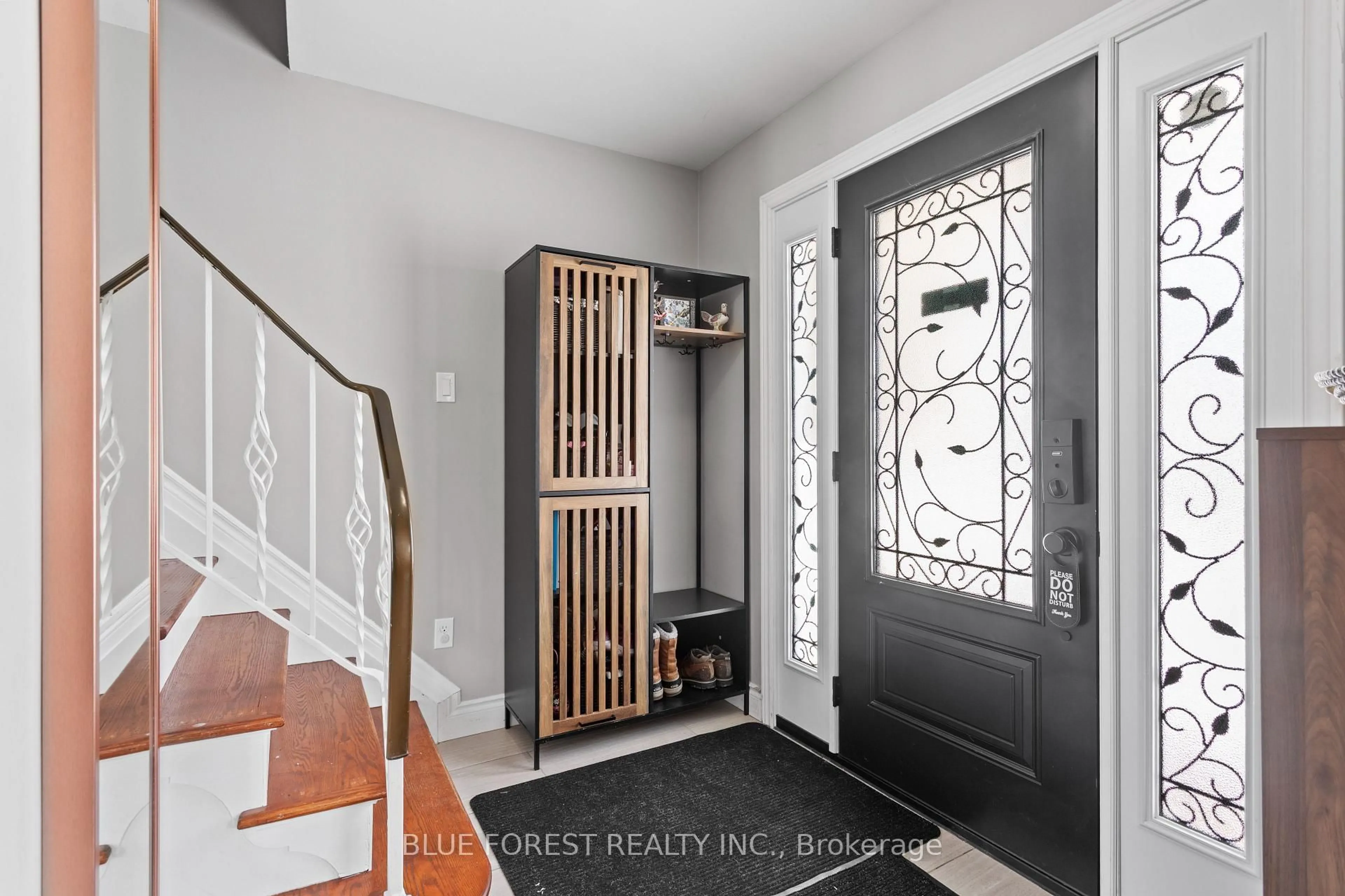 Indoor entryway for 6 Gretna Green, London North Ontario N6G 1X1