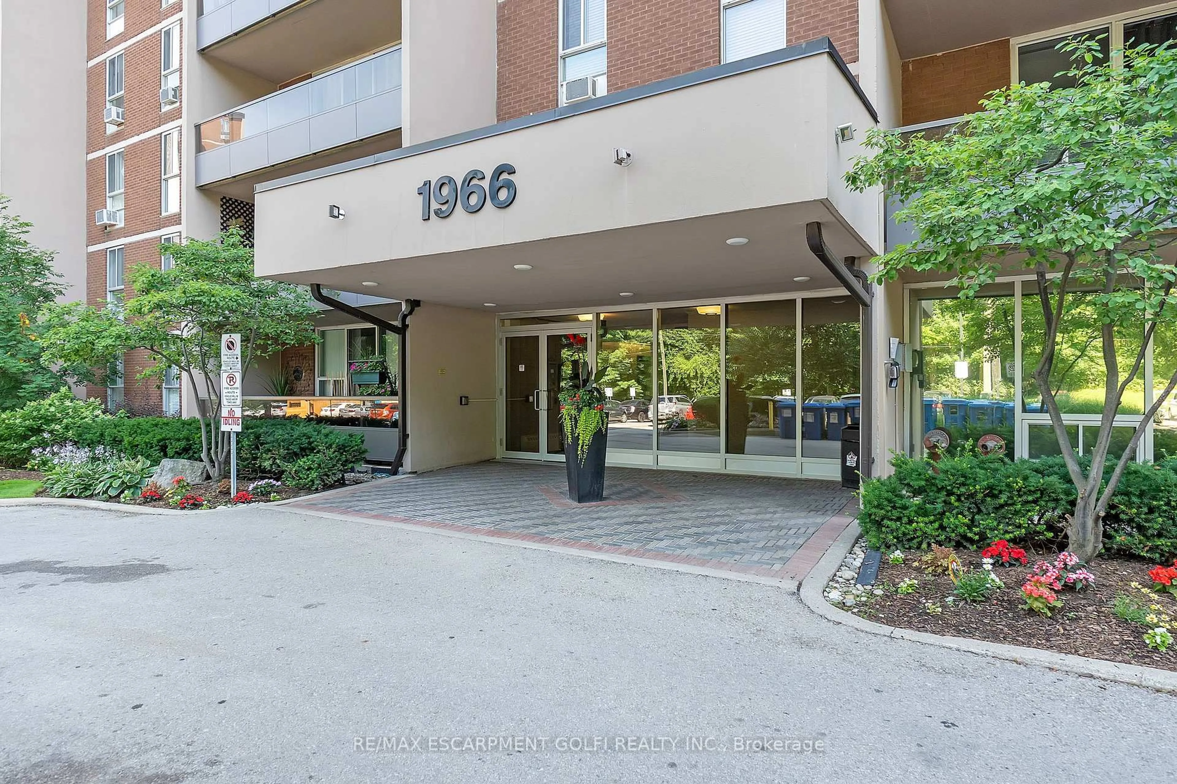 Indoor foyer for 1966 Main St #402, Hamilton Ontario L8S 1J6