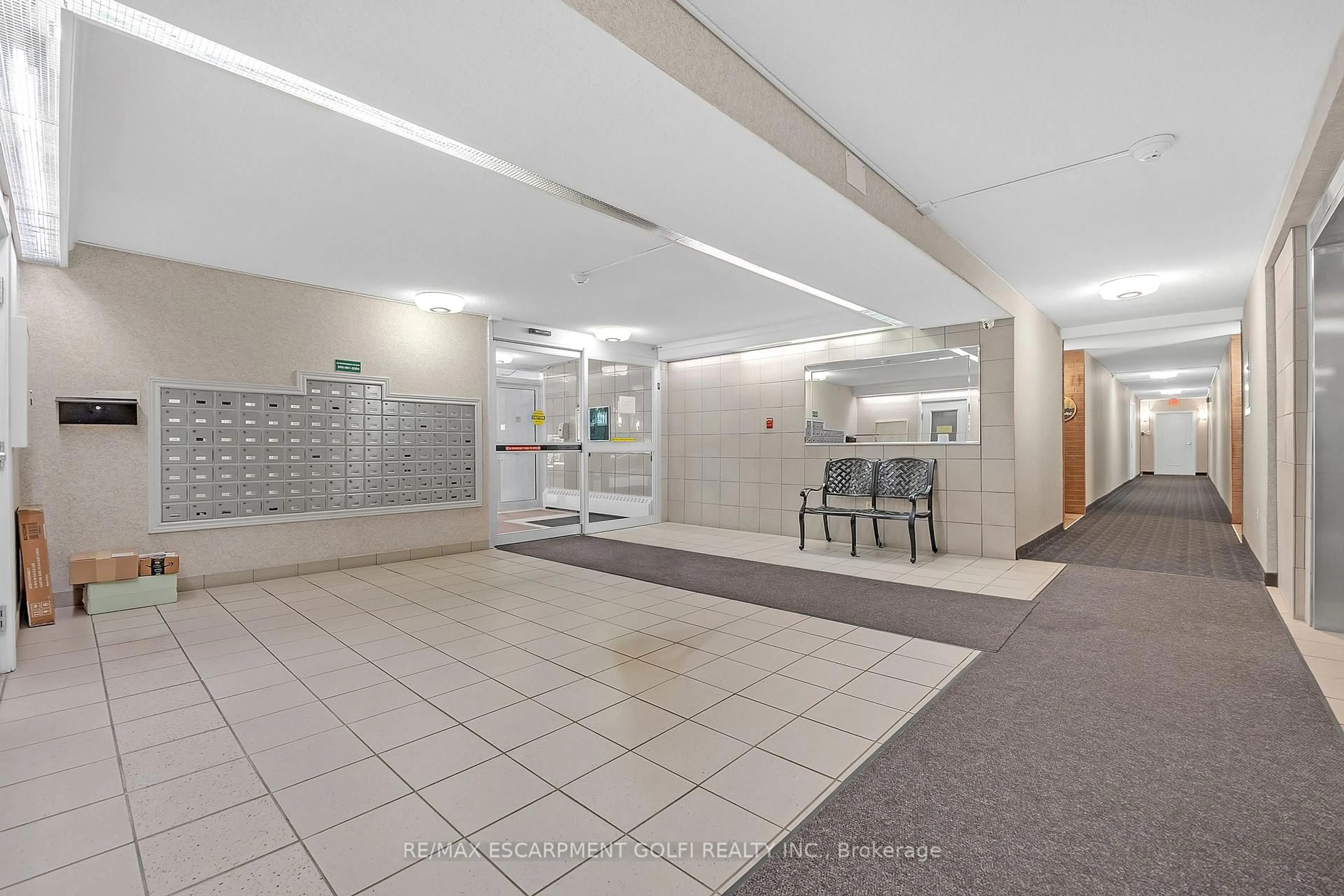 Indoor foyer for 1966 Main St #402, Hamilton Ontario L8S 1J6