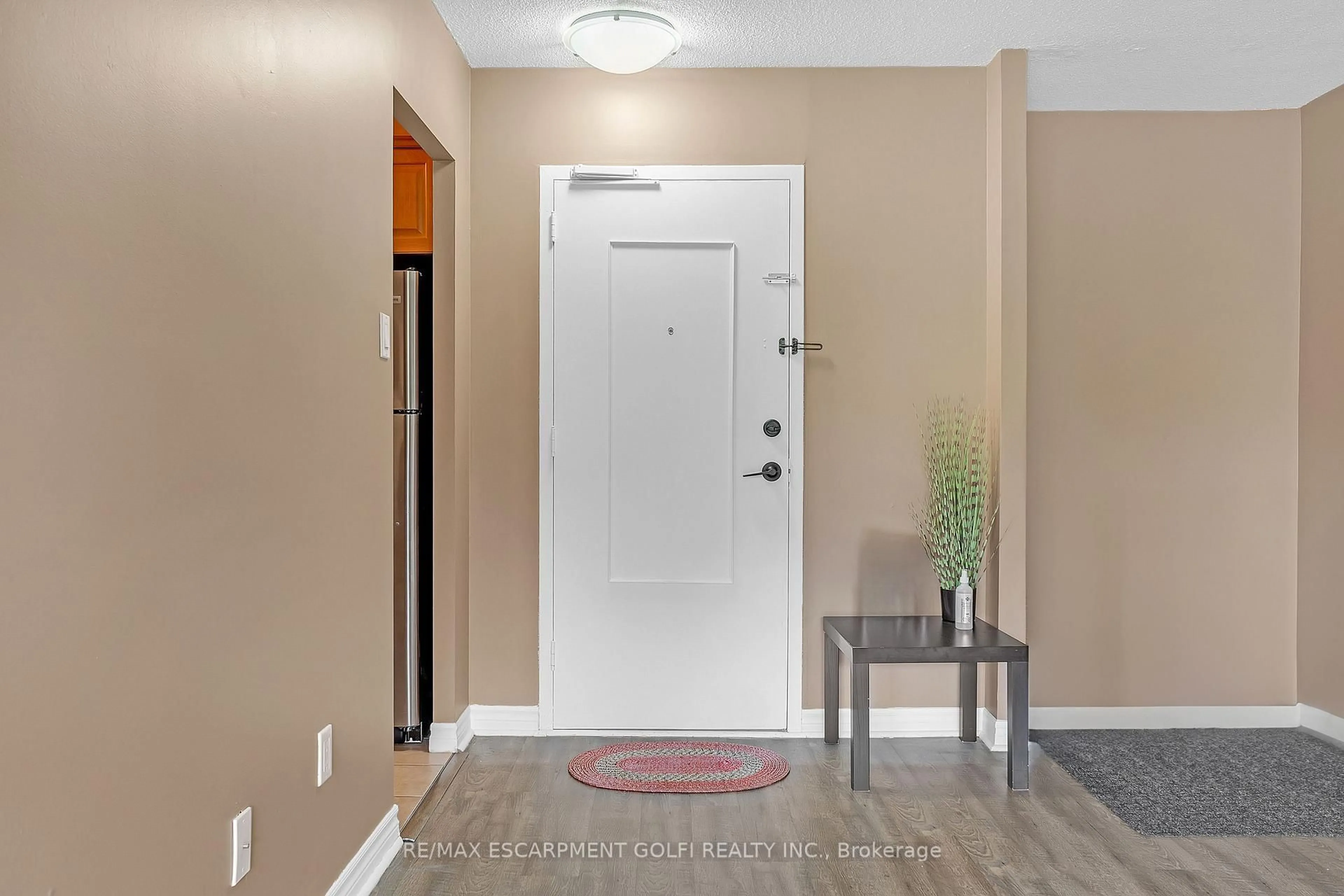 Indoor entryway for 1966 Main St #402, Hamilton Ontario L8S 1J6
