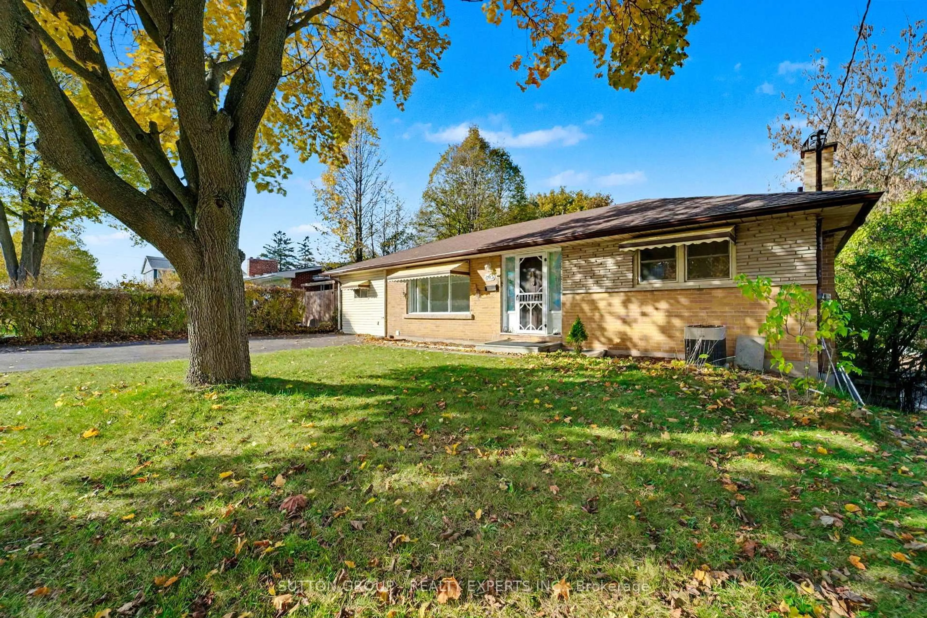 A pic from outside/outdoor area/front of a property/back of a property/a pic from drone, street for 893 CROMWELL St, Woodstock Ontario N4S 5B4