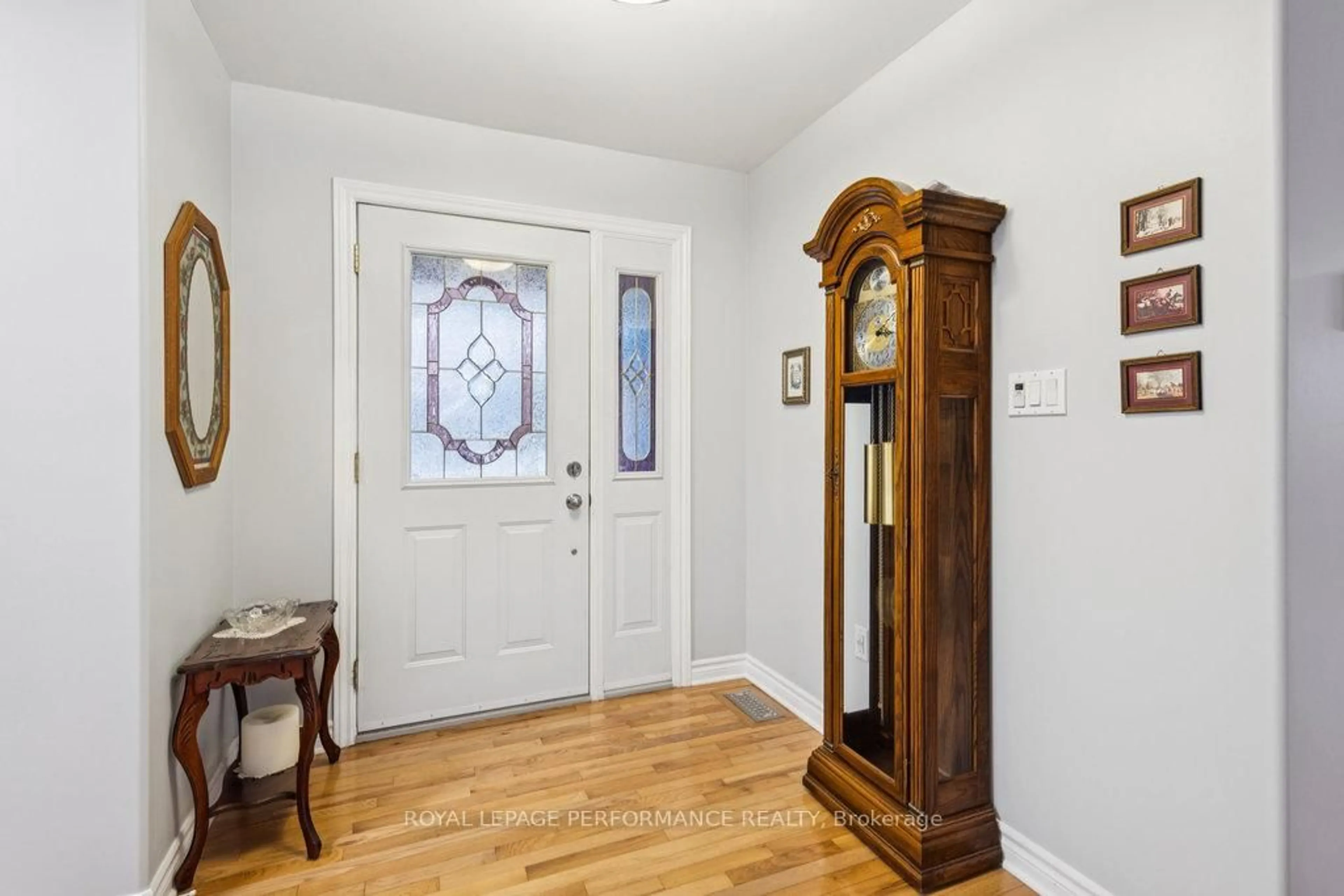 Indoor entryway for 7051 Donwel Dr, Greely Ontario K4P 1M7