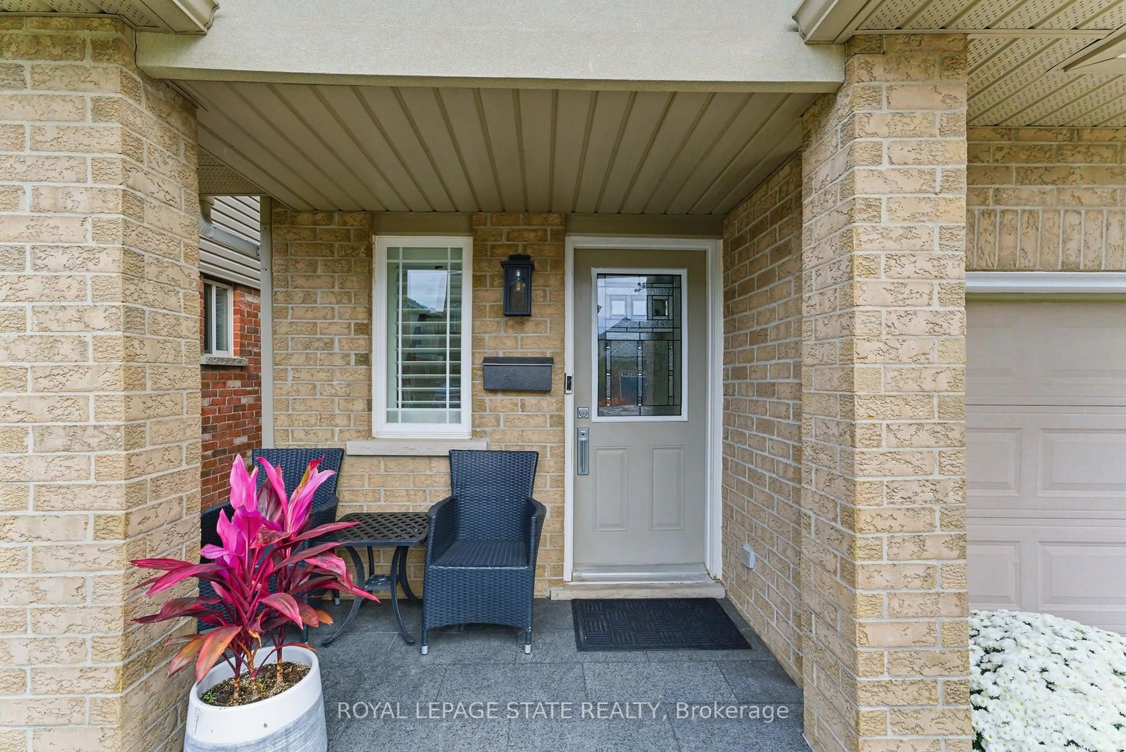 Indoor entryway for 198 Springvalley Cres, Hamilton Ontario L9C 0B4