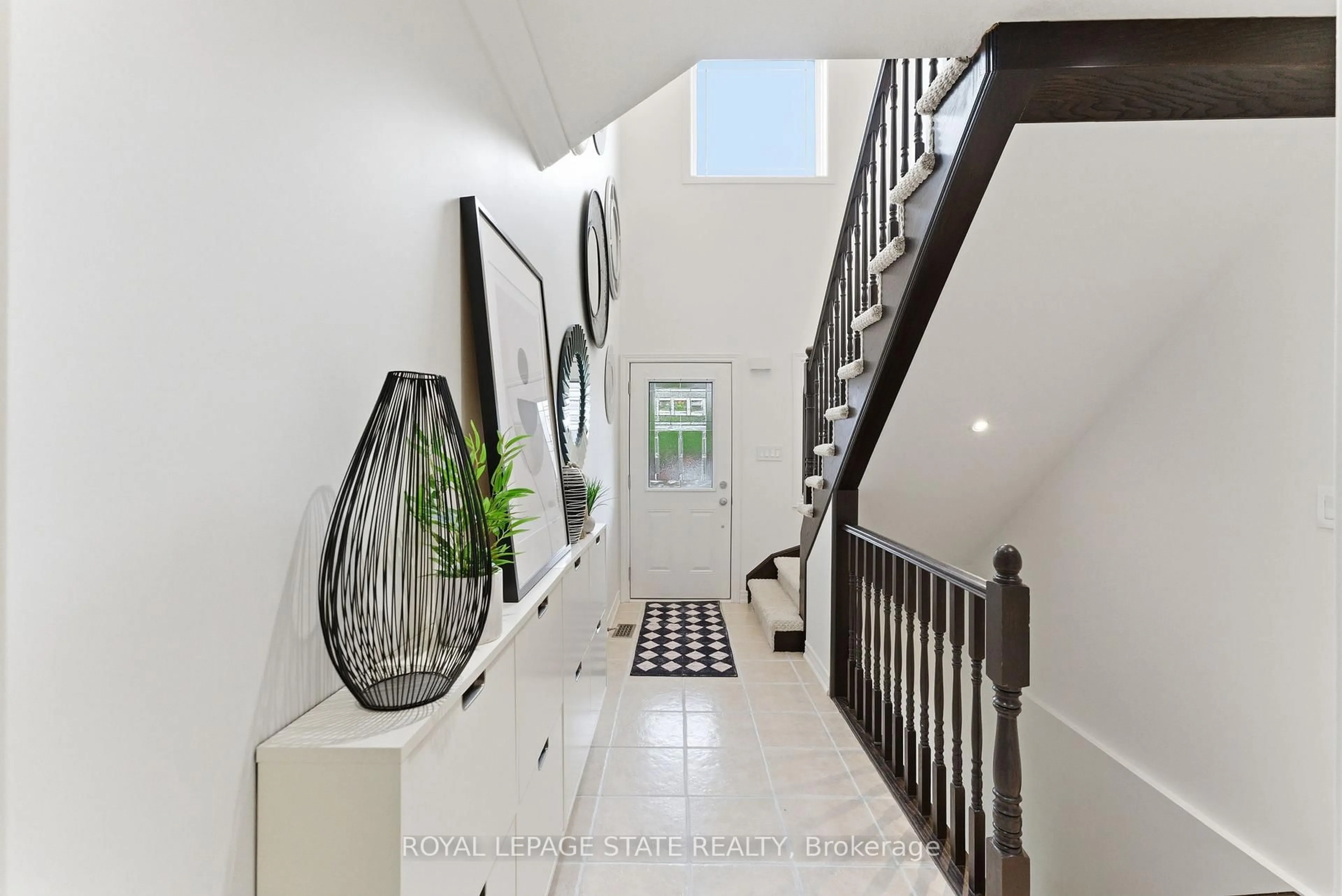 Indoor entryway for 198 Springvalley Cres, Hamilton Ontario L9C 0B4