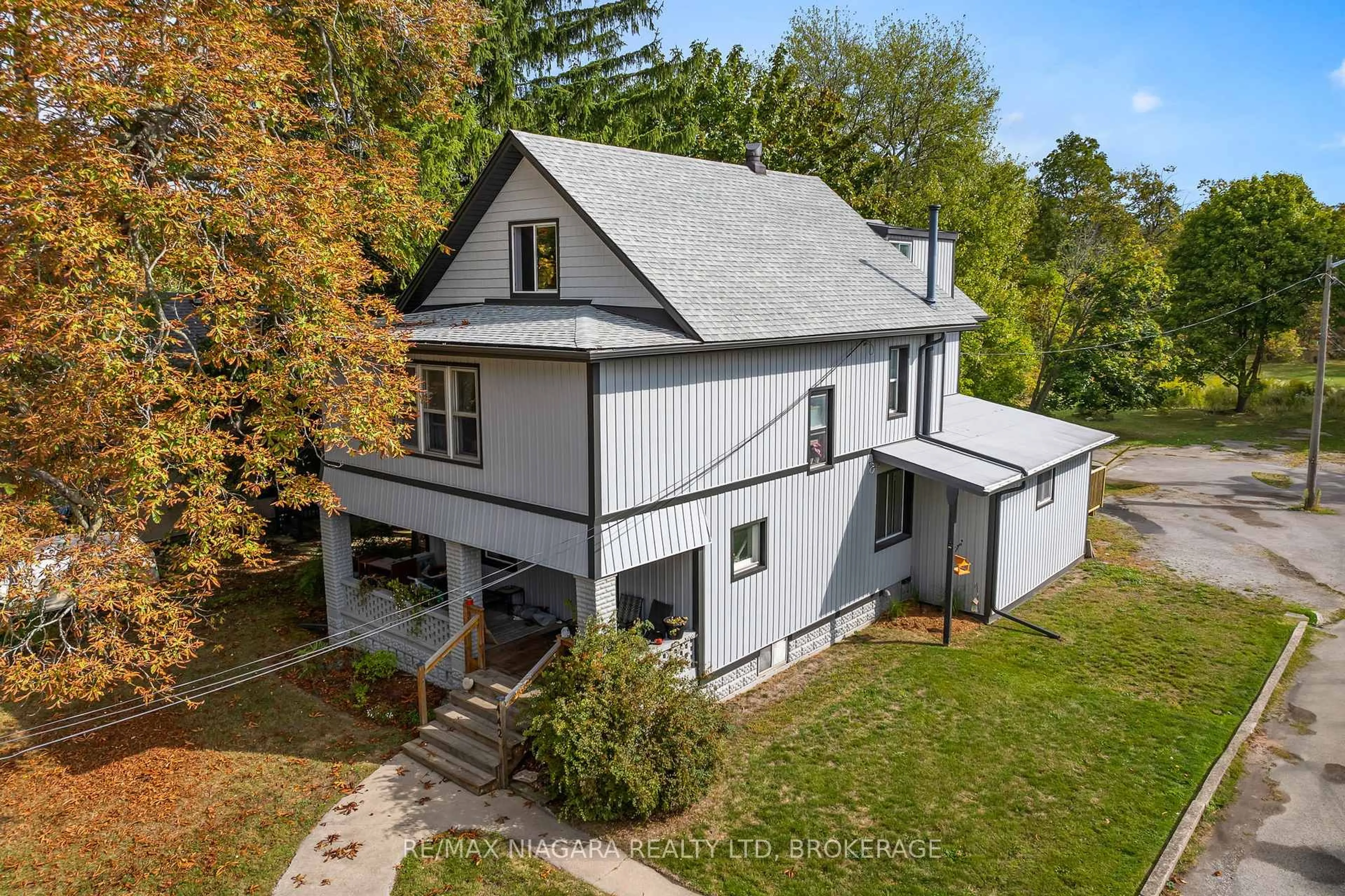 A pic from outside/outdoor area/front of a property/back of a property/a pic from drone, building for 442 RIDGE Rd, Fort Erie Ontario L0S 1N0