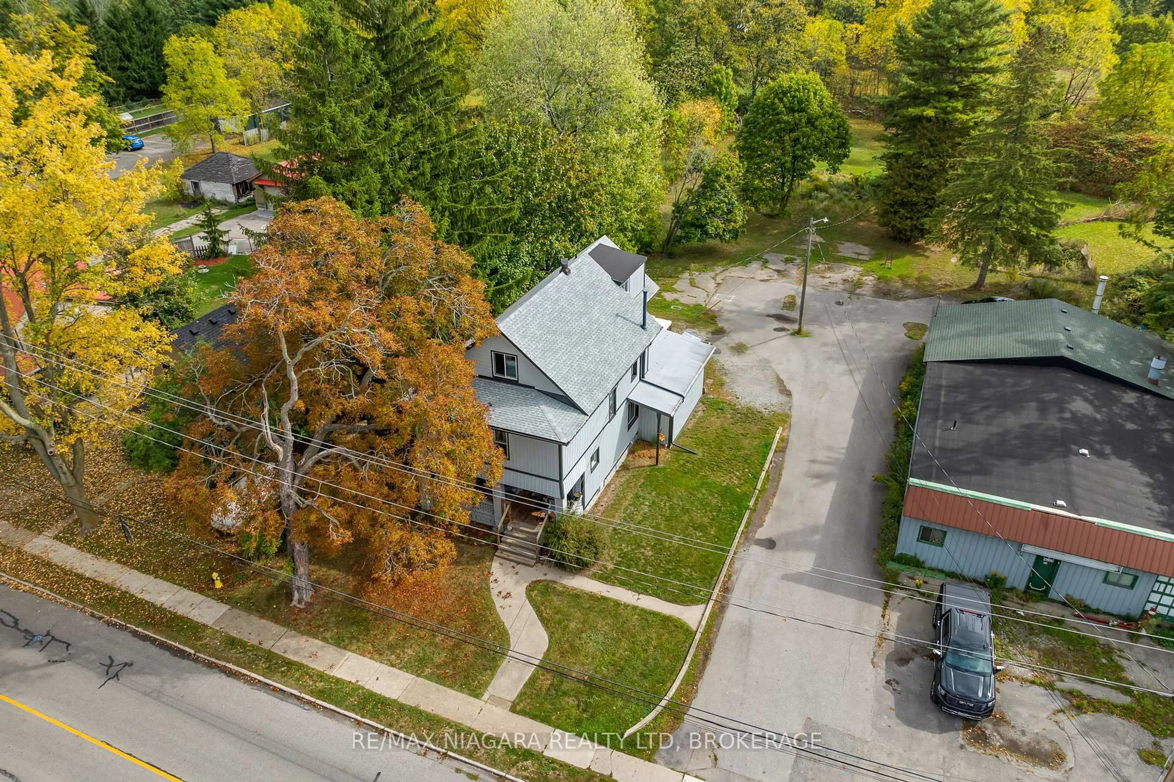 A pic from outside/outdoor area/front of a property/back of a property/a pic from drone, street for 442 RIDGE Rd, Fort Erie Ontario L0S 1N0