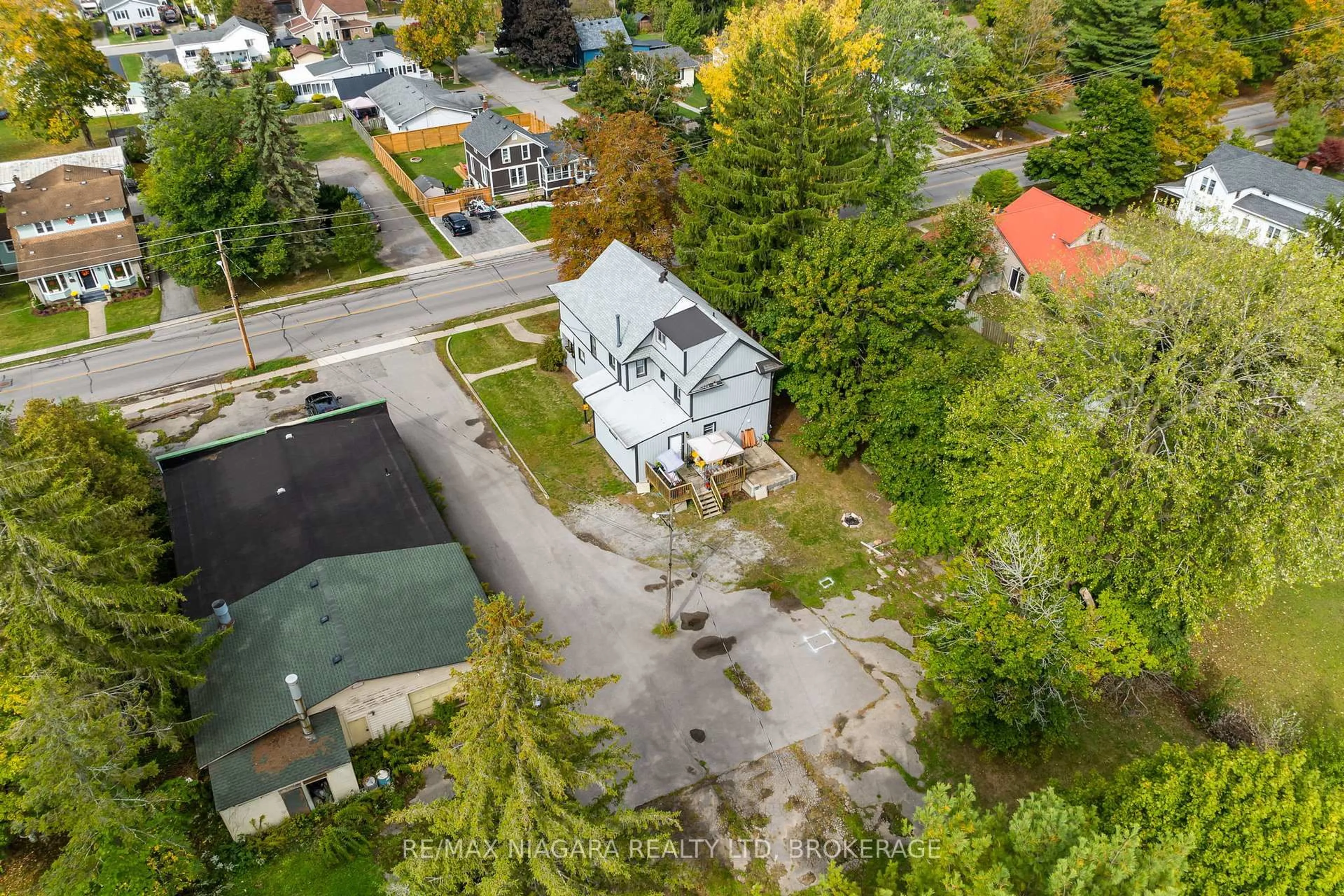 A pic from outside/outdoor area/front of a property/back of a property/a pic from drone, street for 442 RIDGE Rd, Fort Erie Ontario L0S 1N0