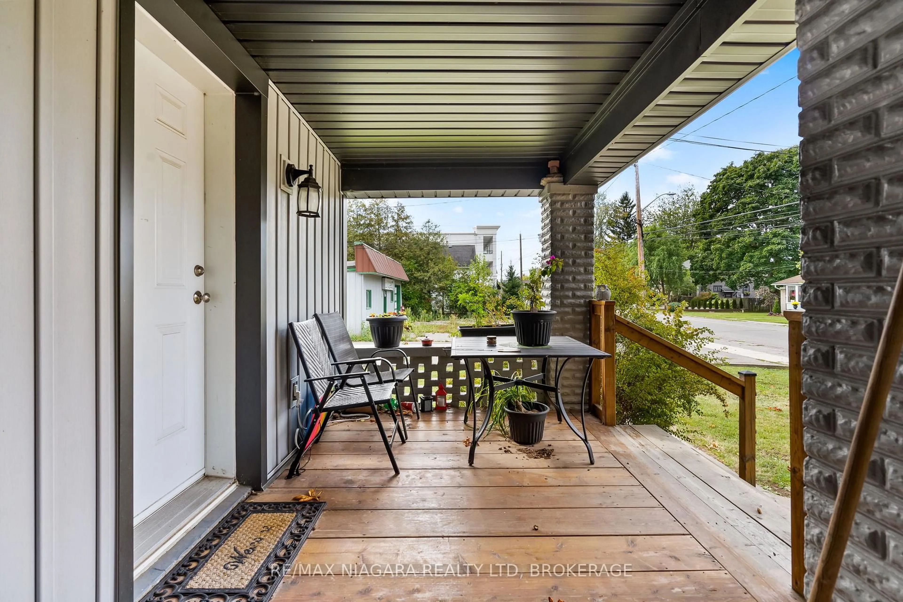 Patio, street for 442 RIDGE Rd, Fort Erie Ontario L0S 1N0