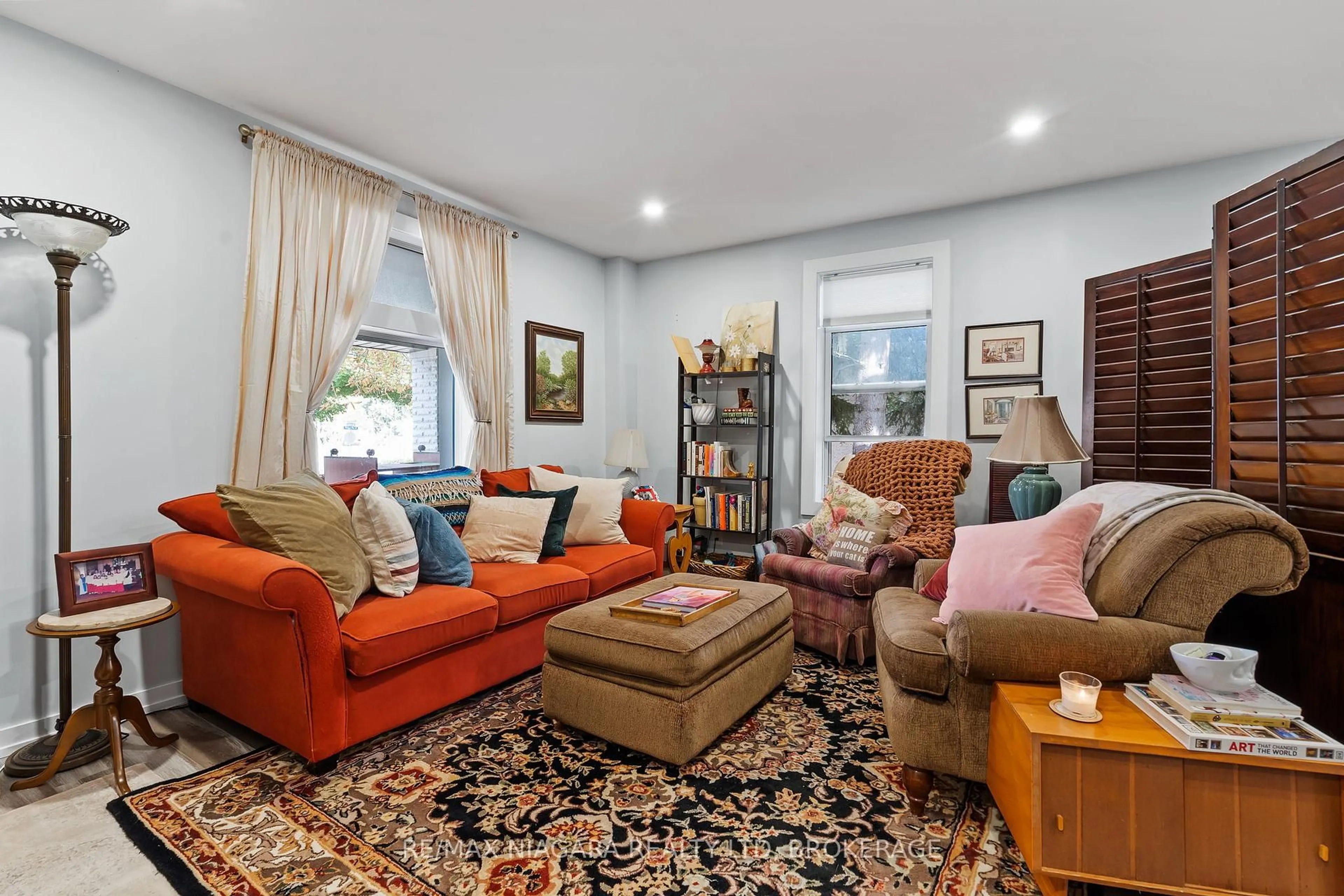 Living room with furniture, unknown for 442 RIDGE Rd, Fort Erie Ontario L0S 1N0