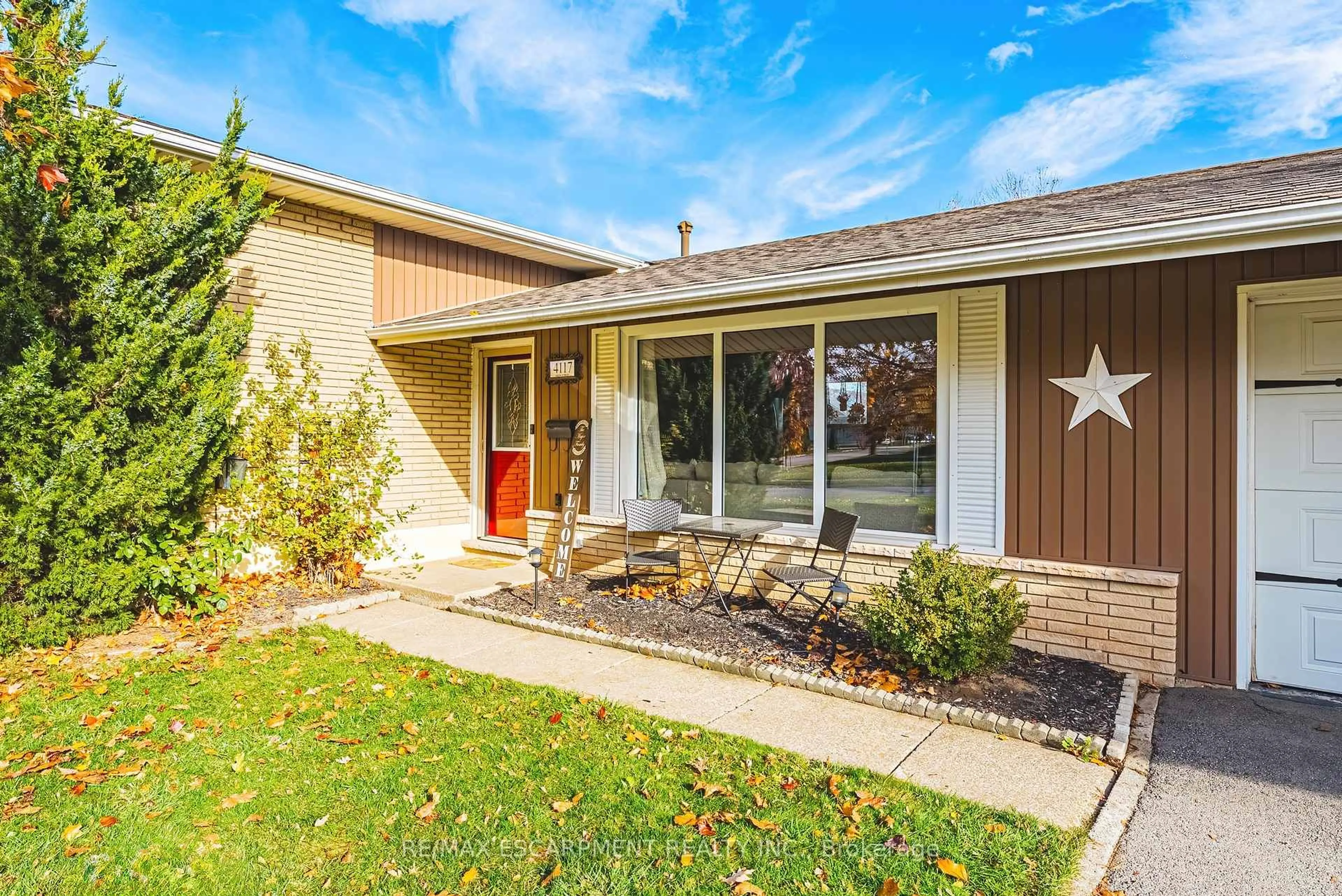 Home with vinyl exterior material, street for 4117 Hixon St, Lincoln Ontario L0R 1B7