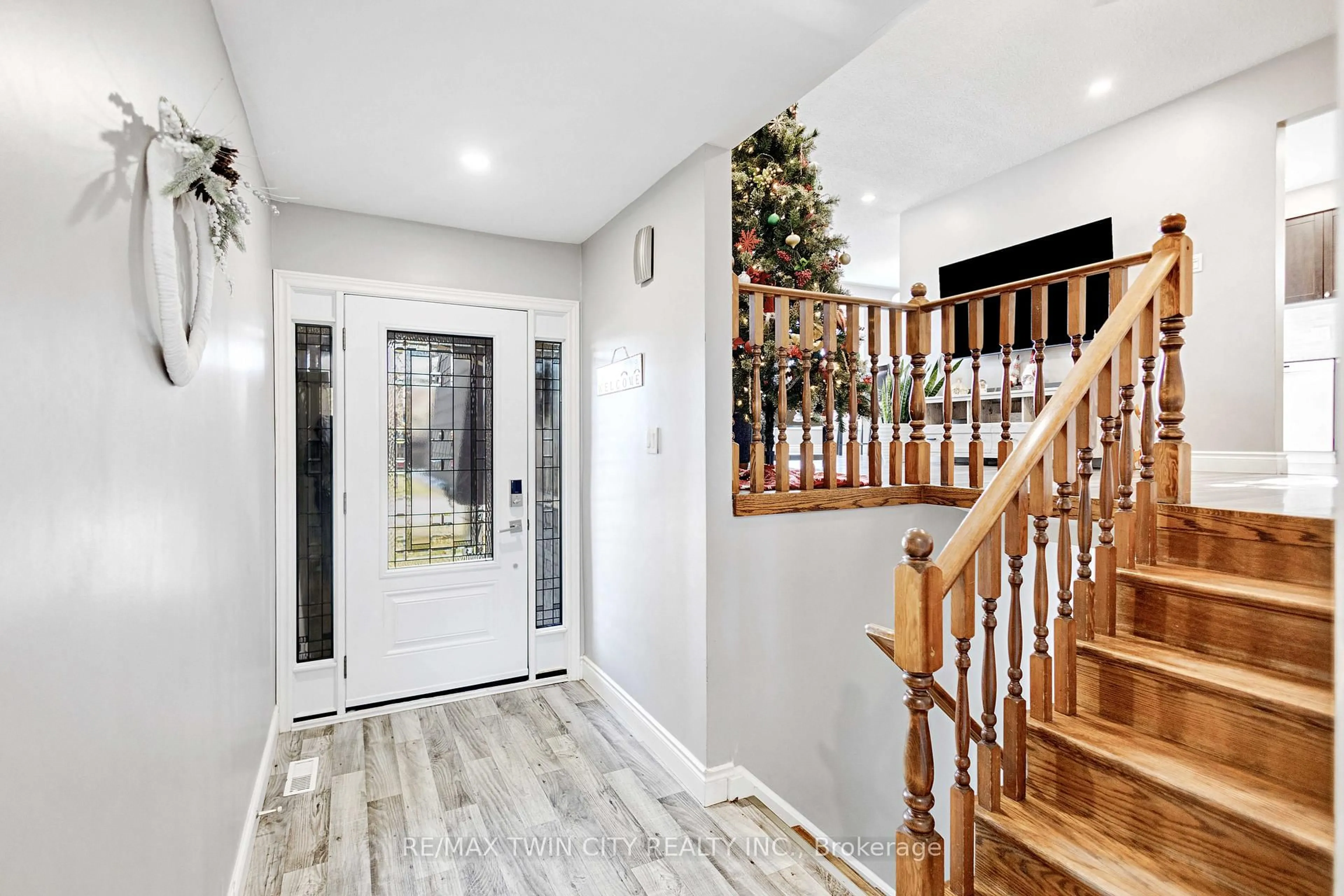 Indoor entryway for 36 Valerie Crt, Cambridge Ontario N3C 3H4