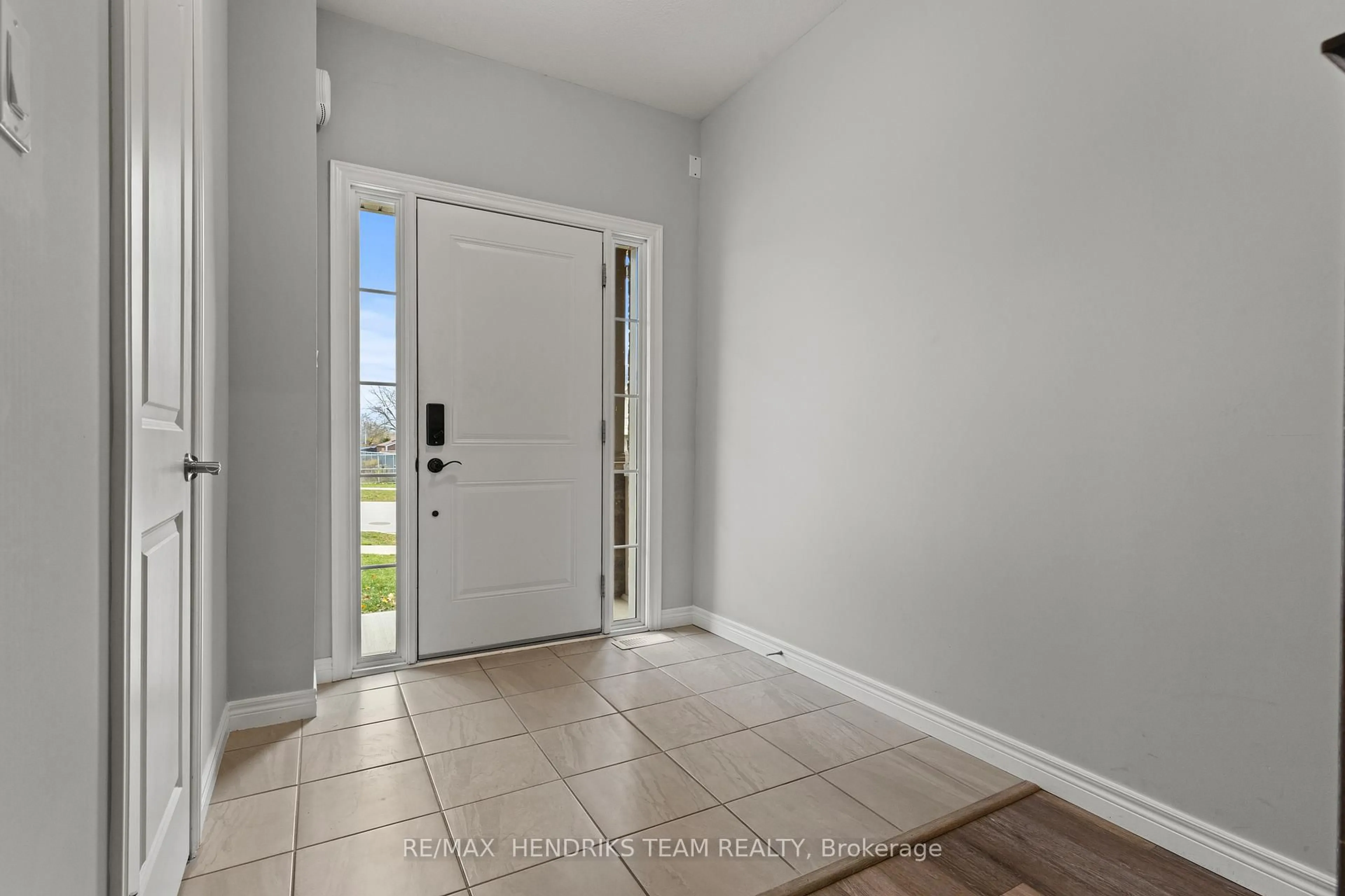 Indoor entryway for 11 Dennis Dr, West Lincoln Ontario L0R 2A0