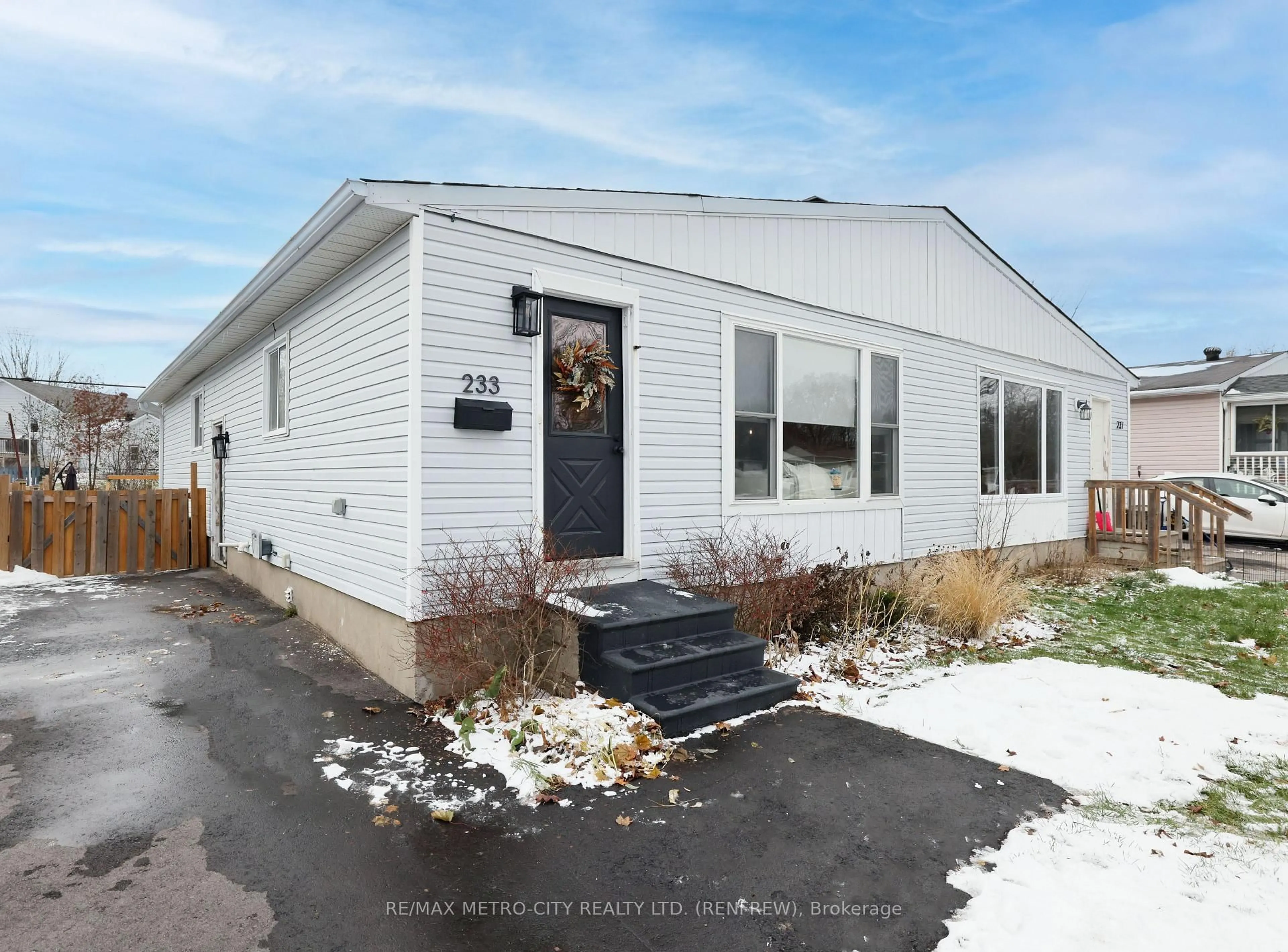 Unknown for 233 Airth Blvd, Renfrew Ontario K7V 4B8