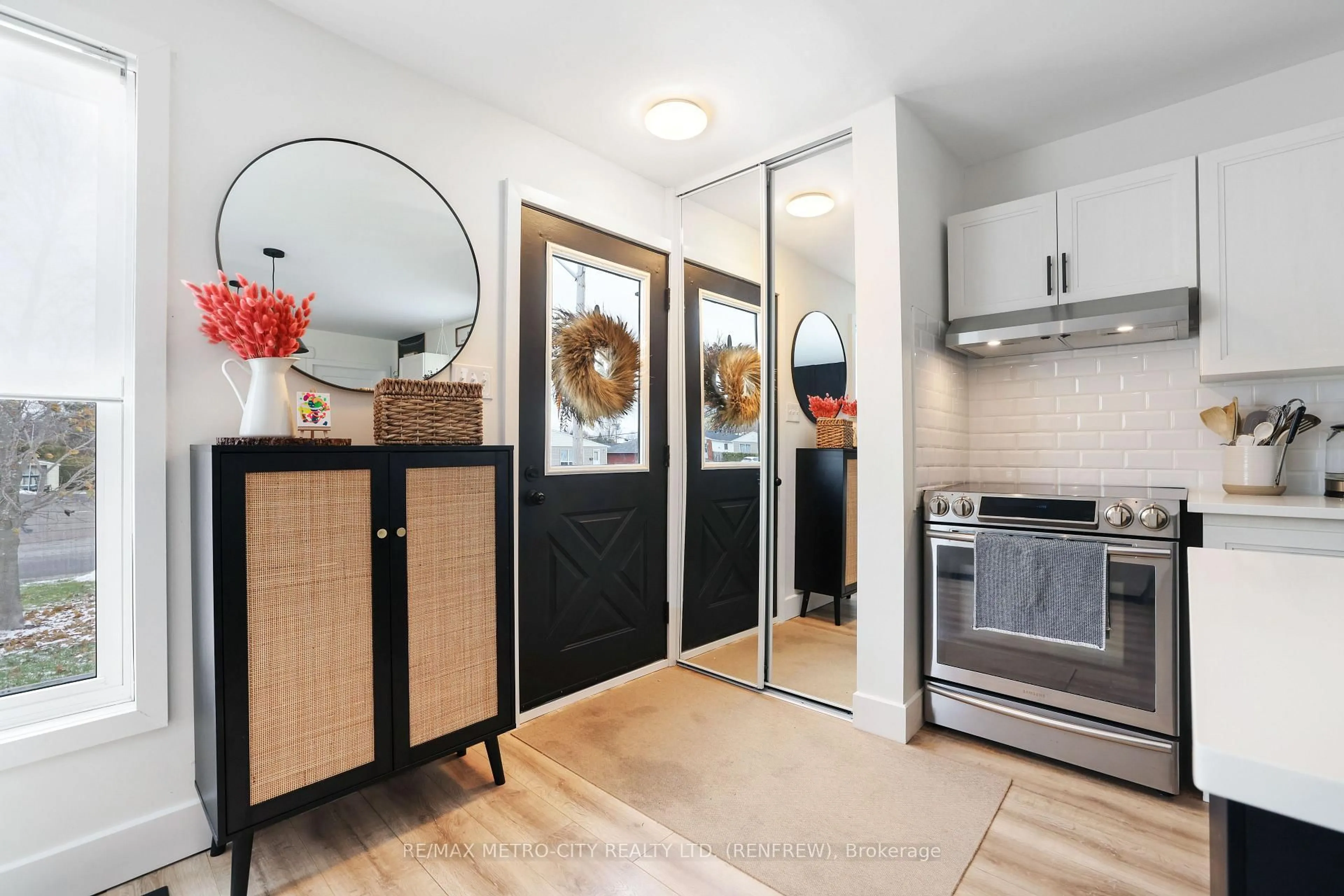 Indoor entryway for 233 Airth Blvd, Renfrew Ontario K7V 4B8