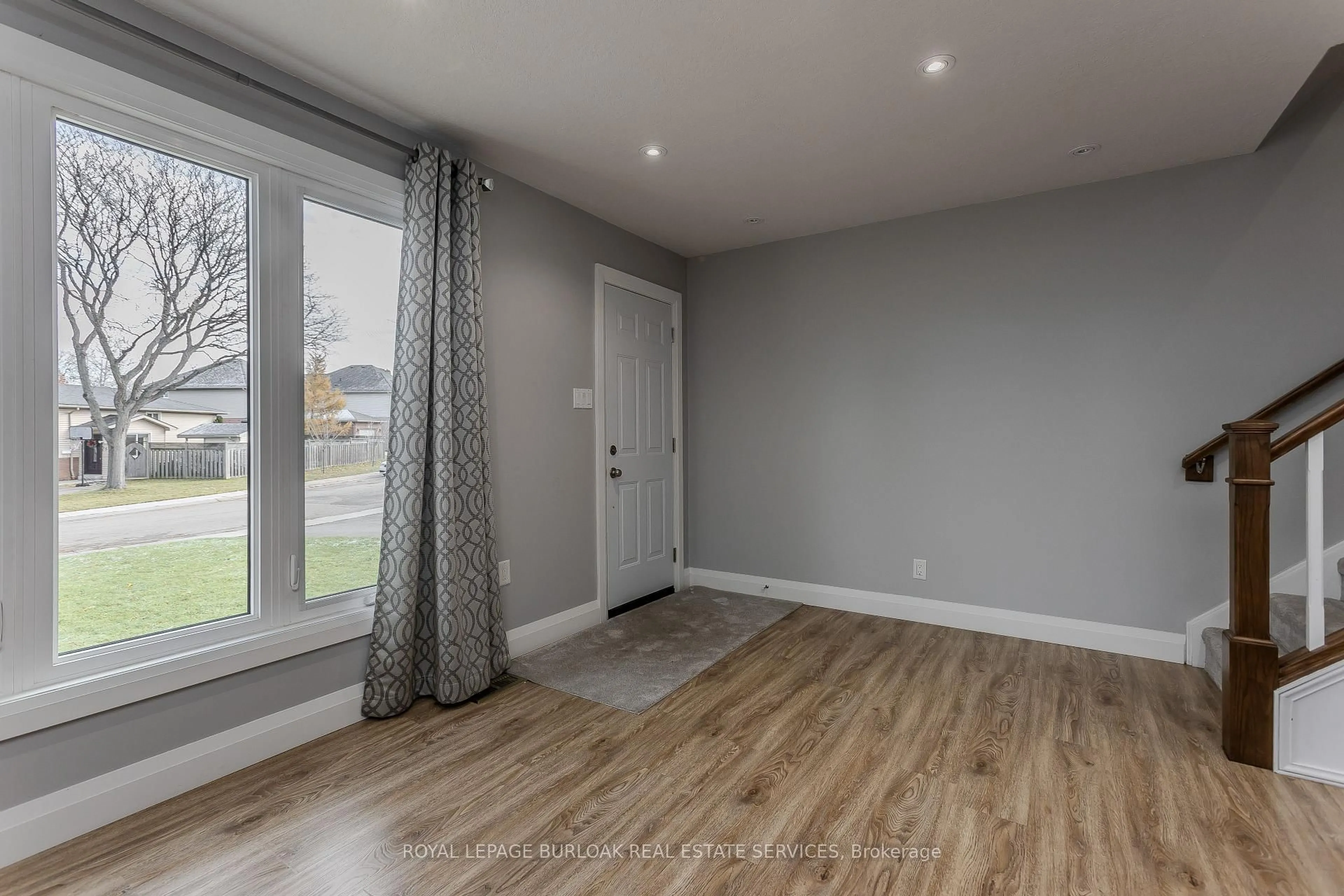 Indoor entryway for 30 Graywood Rd, Hamilton Ontario L9C 6K4