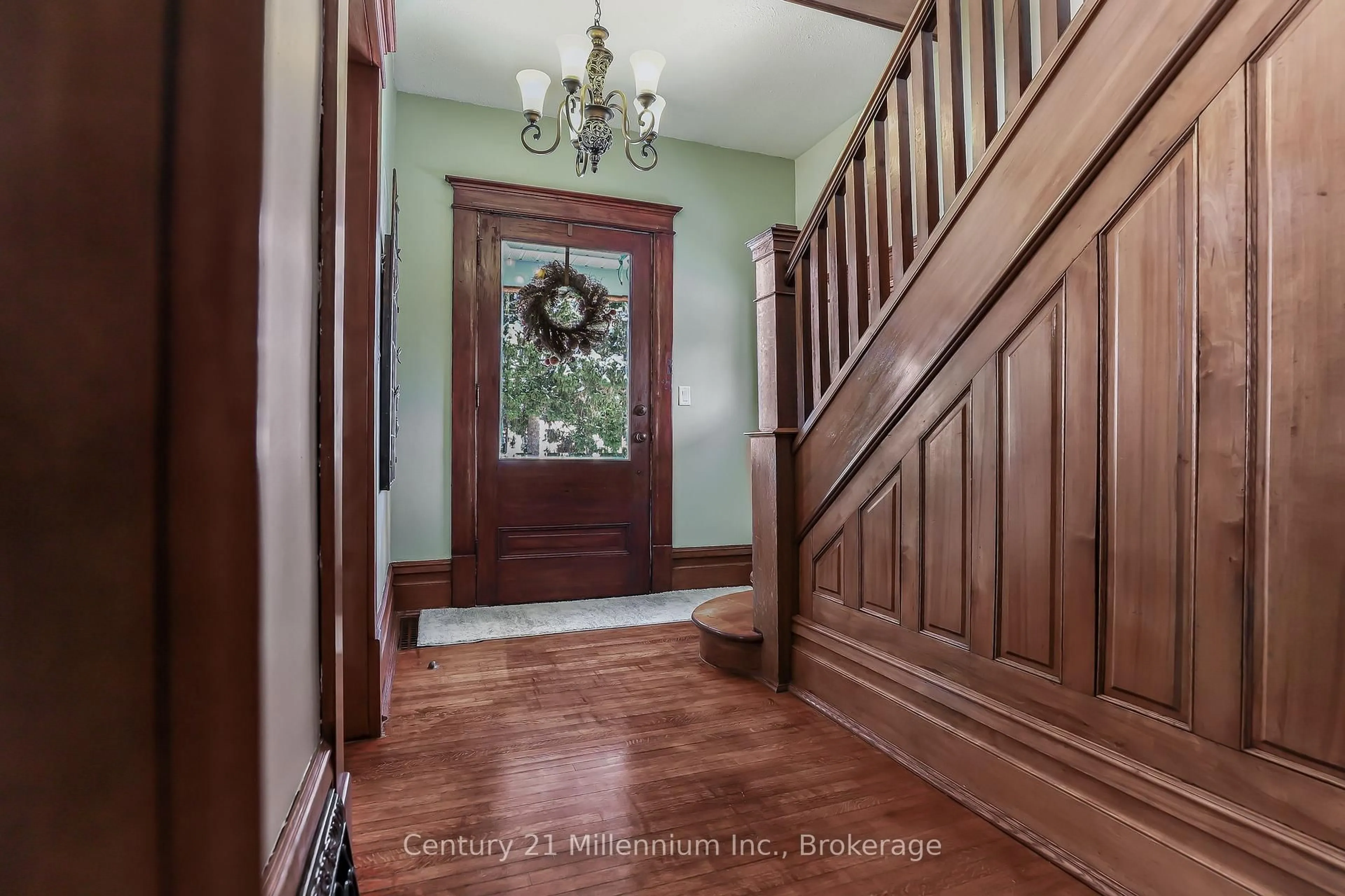 Indoor entryway for 296 Garafraxa St St, Chatsworth Ontario N0H 1G0