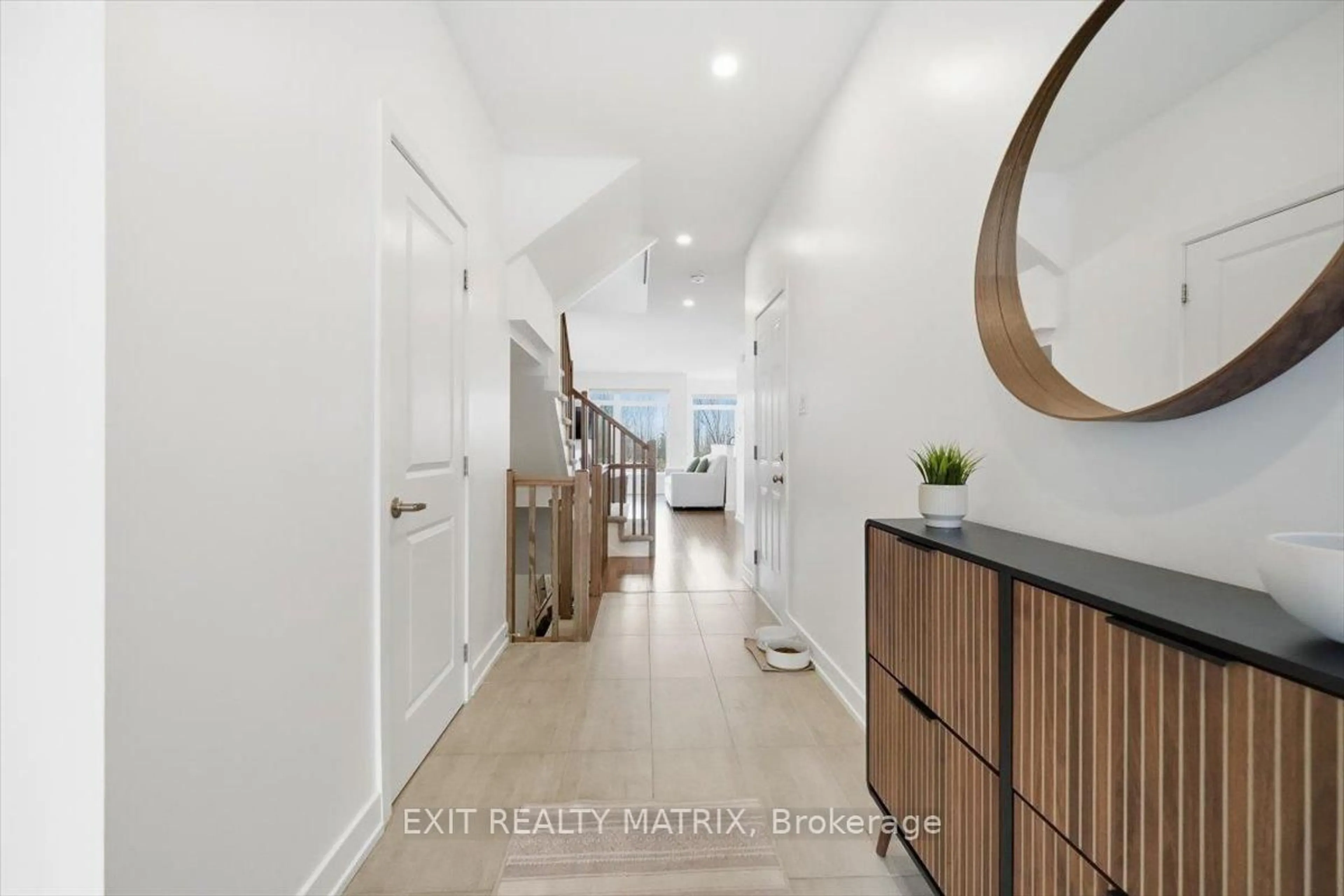 Indoor entryway for 641 Putney Cres, Ottawa Ontario K2S 2N7