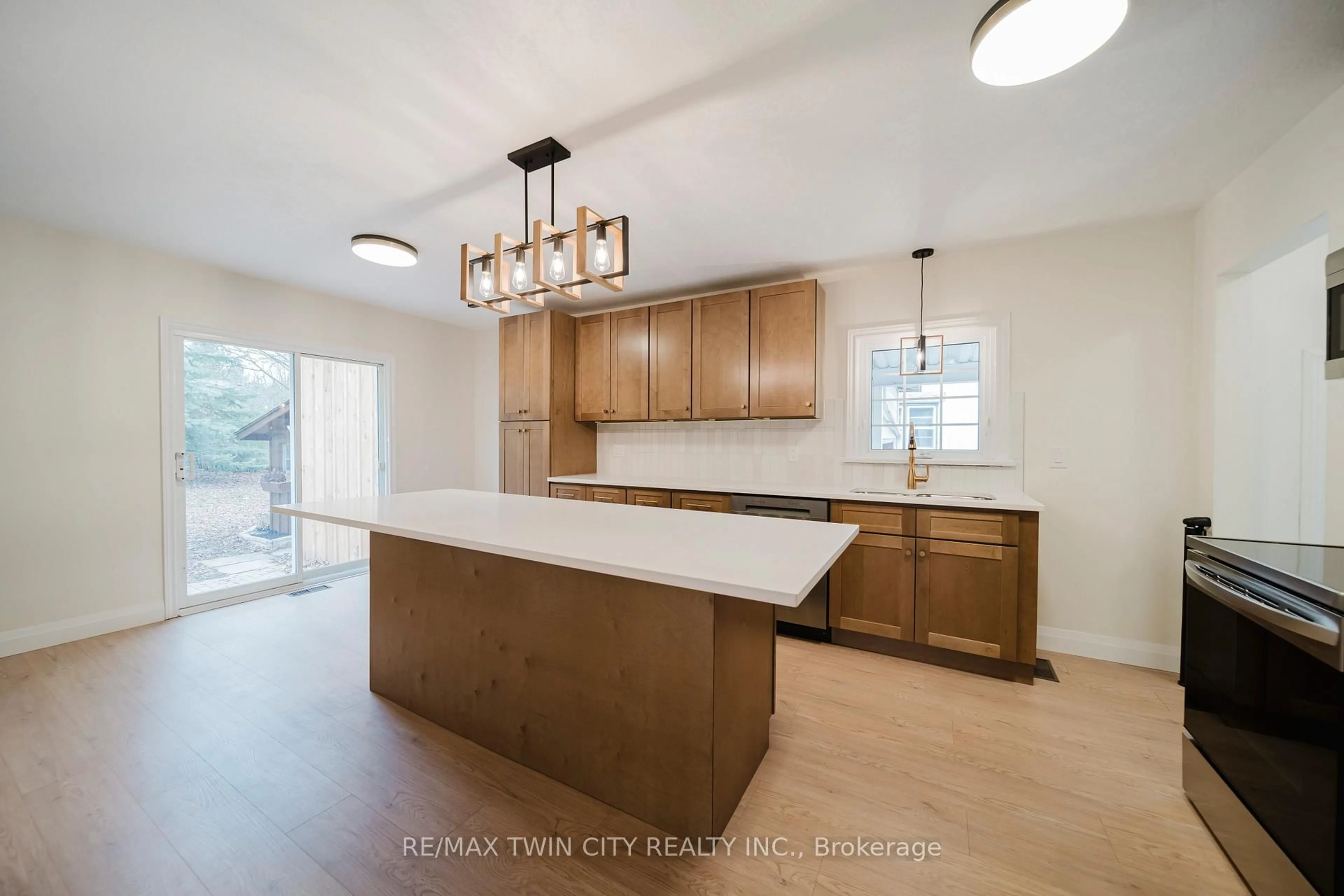 Open concept kitchen, ceramic/tile floor for 376 Peel St, Wilmot Ontario N3A 1E5