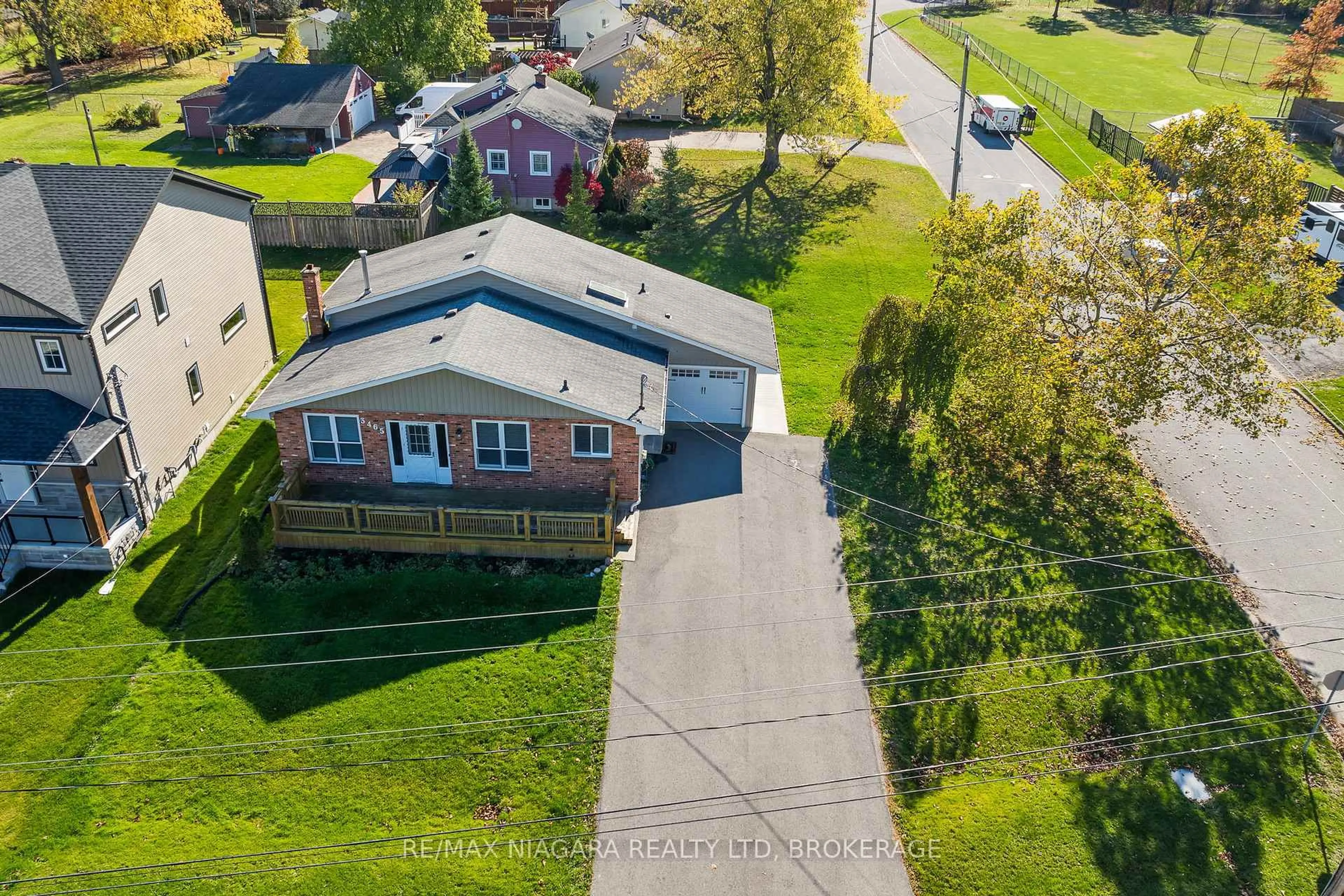 A pic from outside/outdoor area/front of a property/back of a property/a pic from drone, street for 3465 EAST MAIN St, Fort Erie Ontario L0S 1S0
