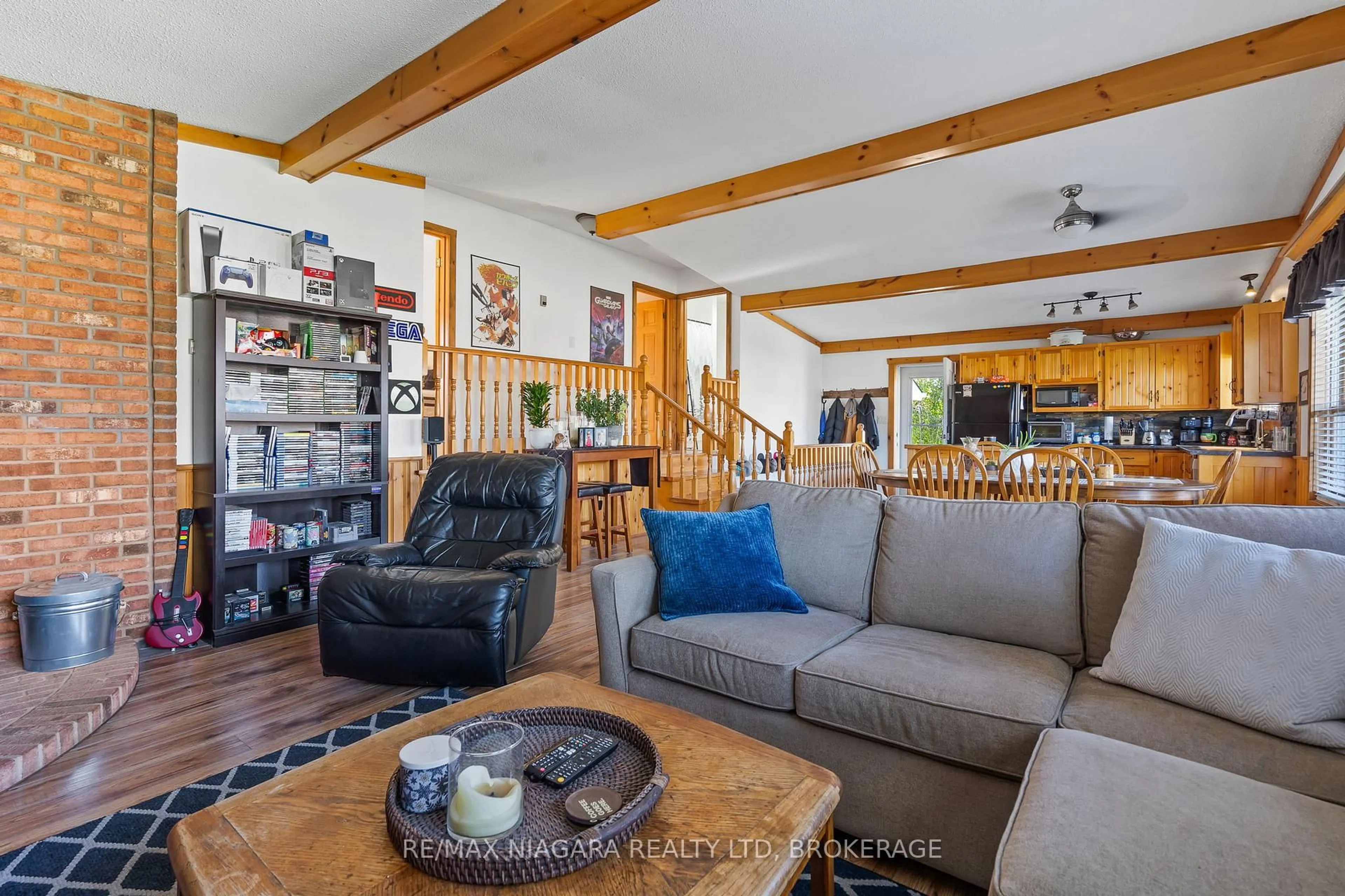 Living room with furniture, unknown for 3465 EAST MAIN St, Fort Erie Ontario L0S 1S0