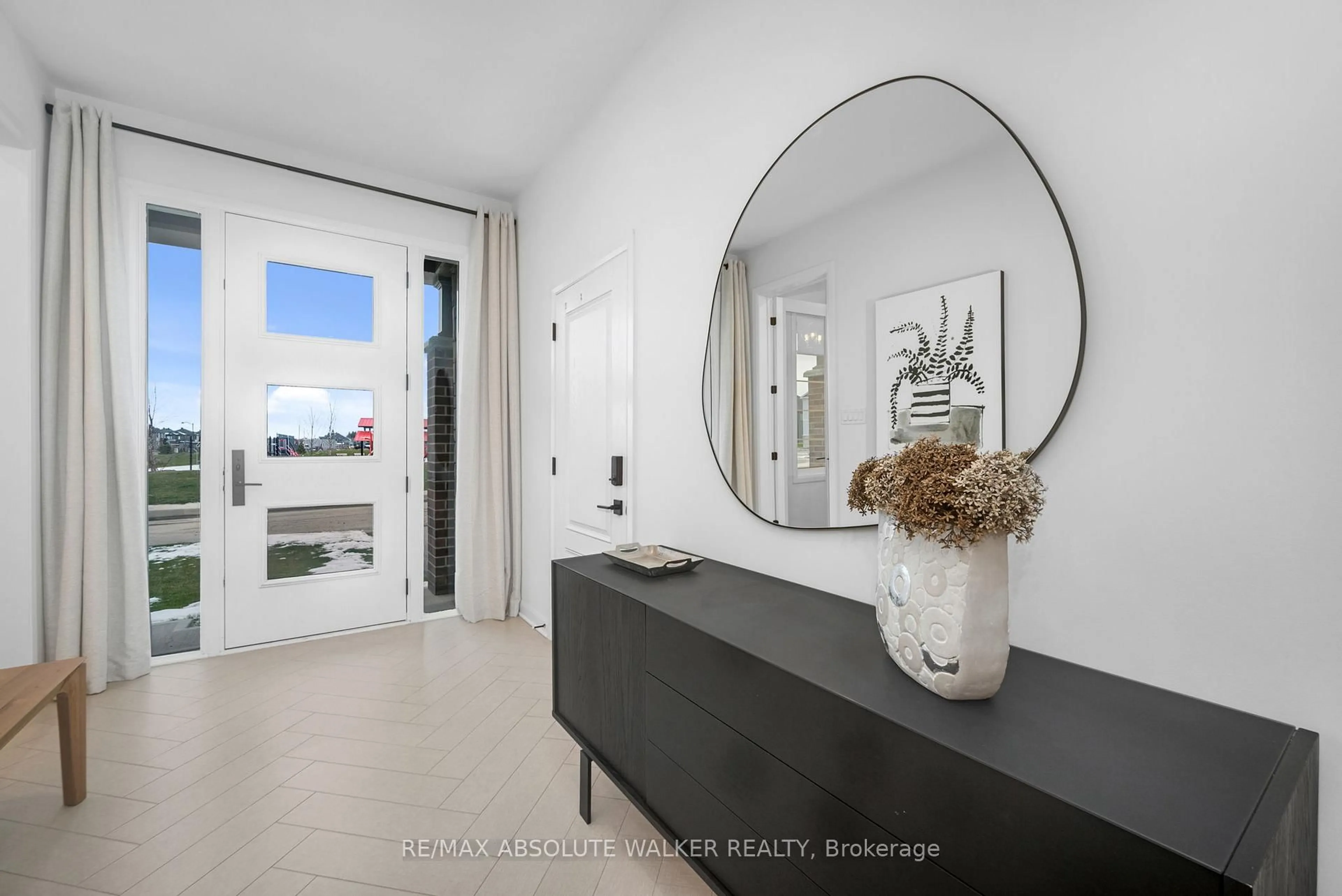 Indoor entryway for 2055 Wanderer Ave, Manotick Ontario K4M 0W9