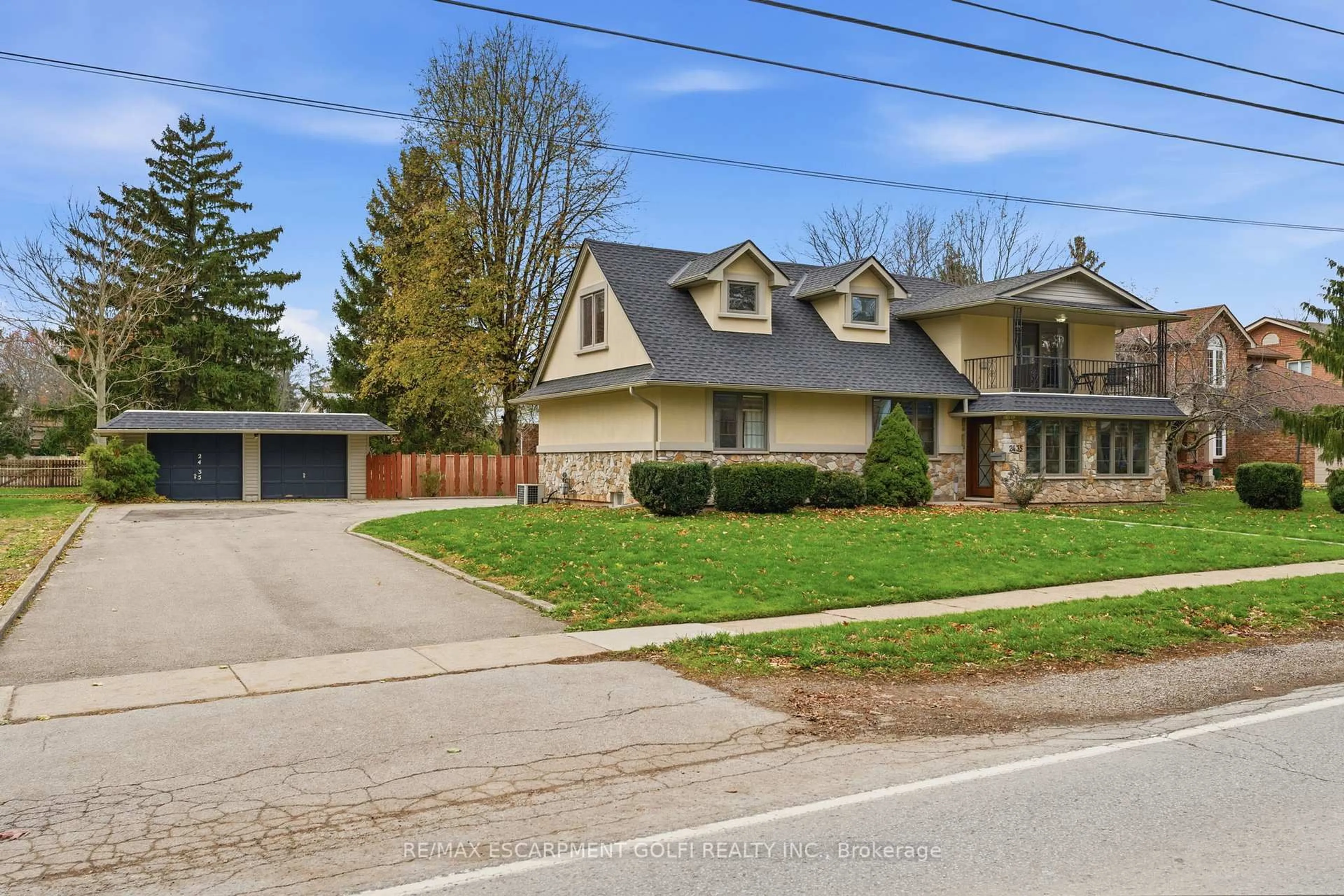 A pic from outside/outdoor area/front of a property/back of a property/a pic from drone, street for 2435 Dorchester Rd, Niagara Falls Ontario L2J 2Y9