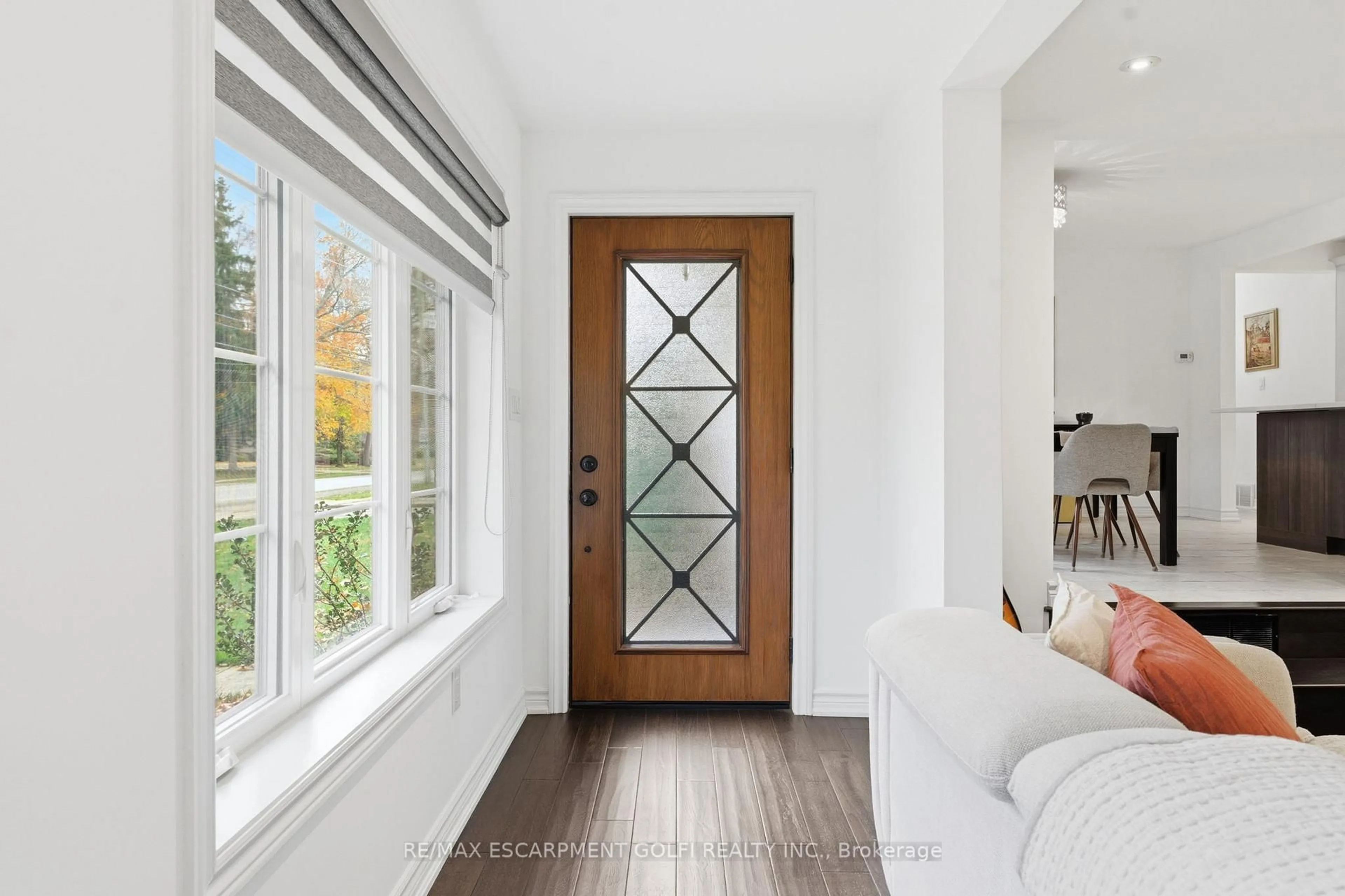 Indoor entryway for 2435 Dorchester Rd, Niagara Falls Ontario L2J 2Y9