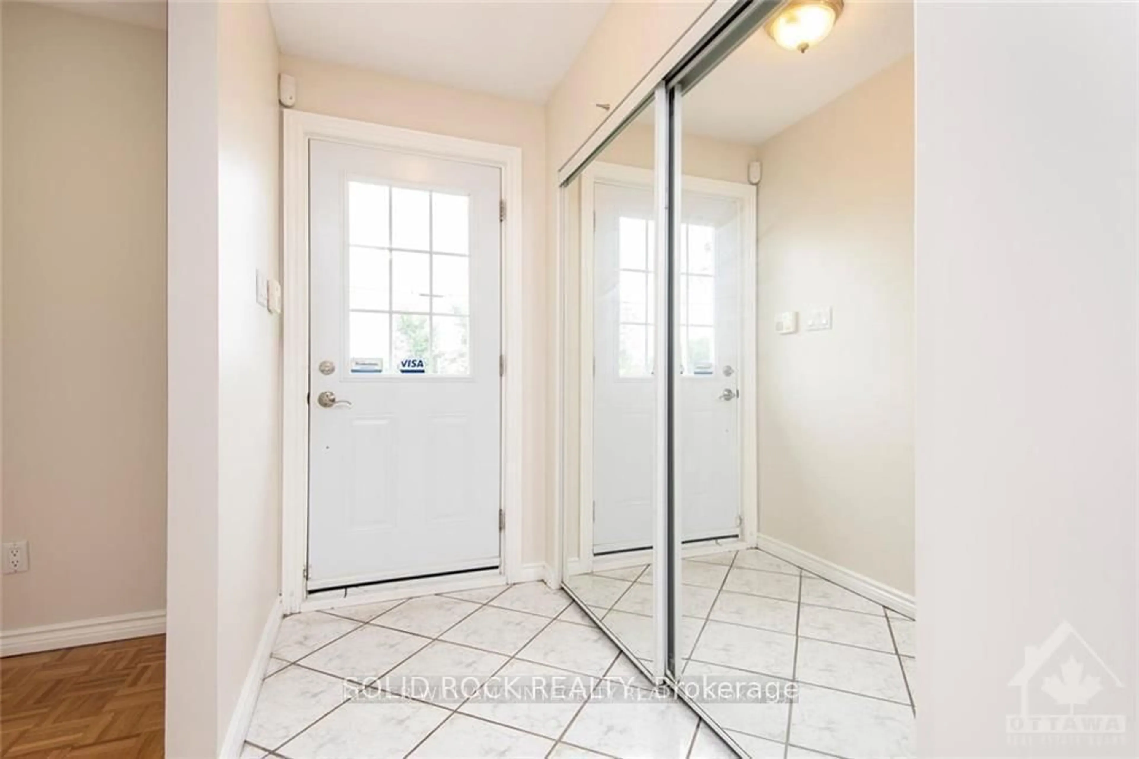 Indoor entryway for 5140 Limebank Rd, Gloucester Ontario K1X 1G3