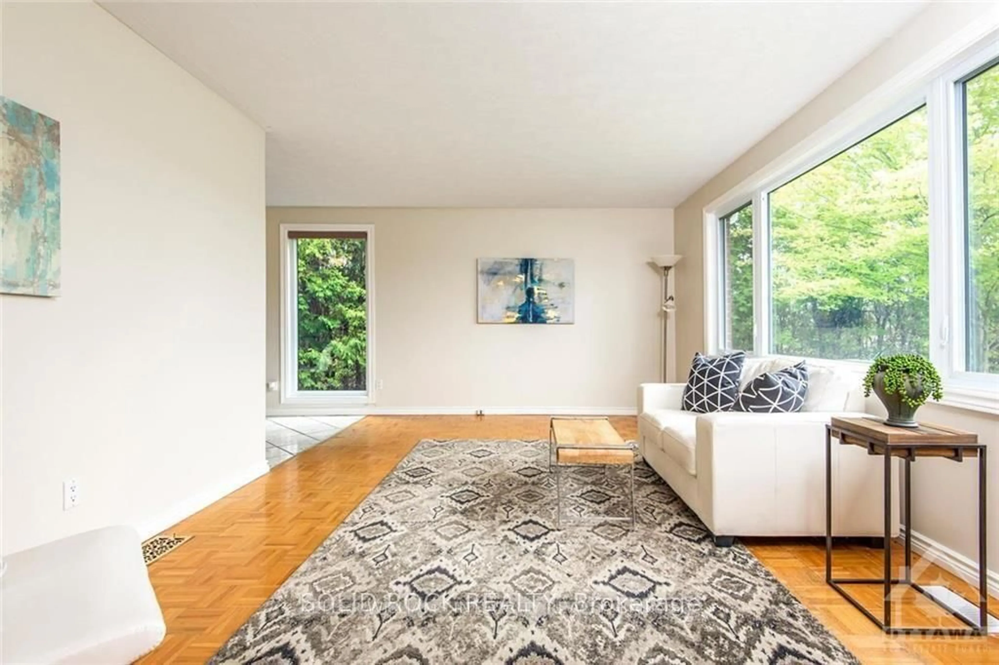 Living room with furniture, unknown for 5140 Limebank Rd, Gloucester Ontario K1X 1G3