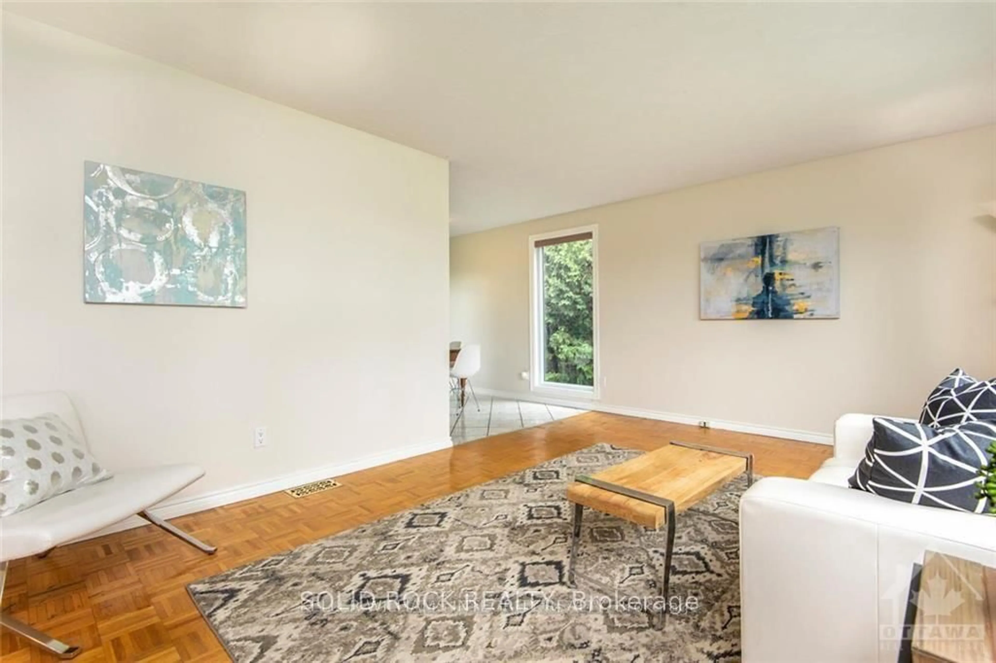 Living room with furniture, unknown for 5140 Limebank Rd, Gloucester Ontario K1X 1G3