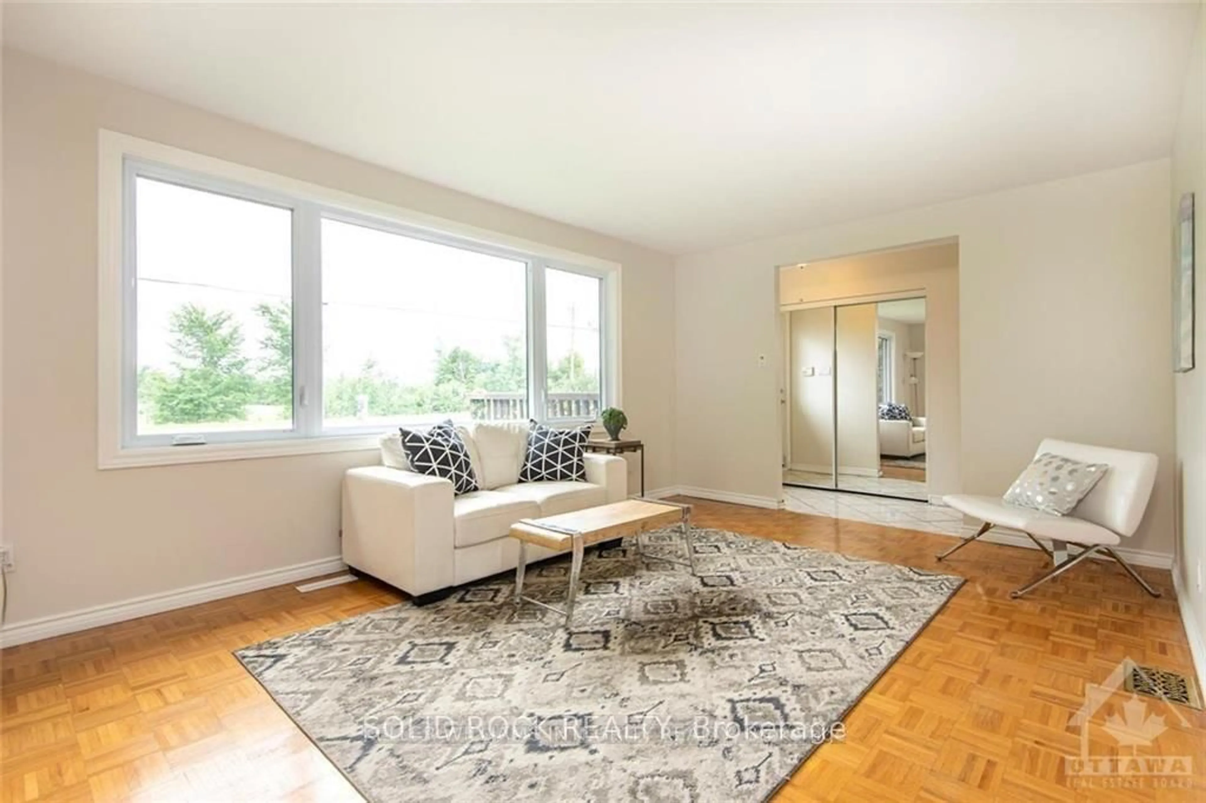 Living room with furniture, unknown for 5140 Limebank Rd, Gloucester Ontario K1X 1G3