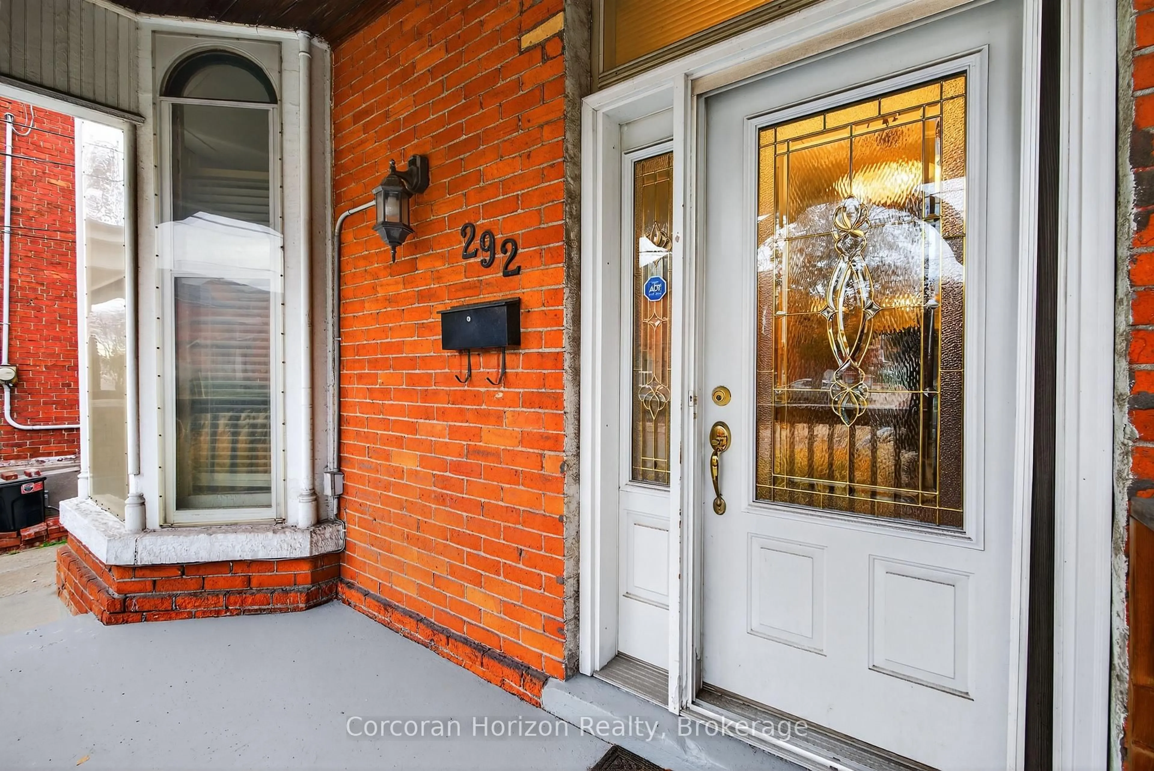 Indoor entryway for 292 John St, Hamilton Ontario L8L 4P7