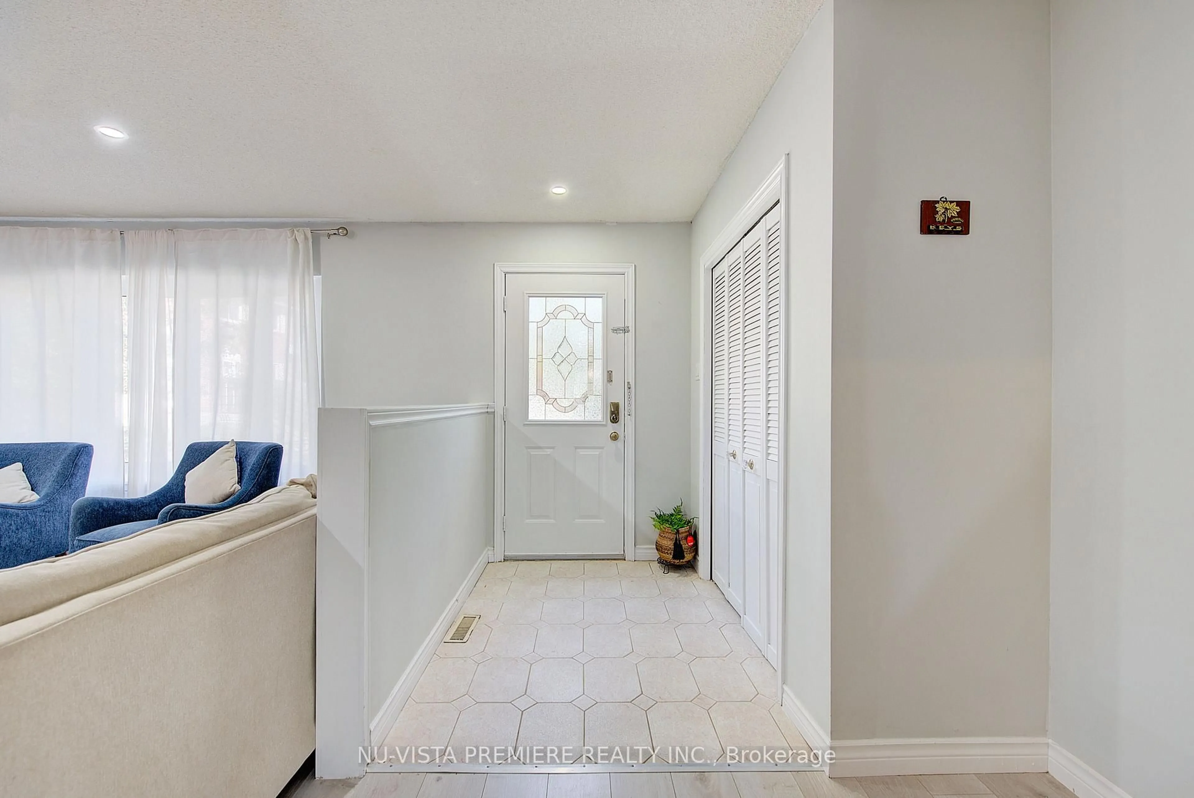 Indoor entryway for 374 Homestead Crt, London North Ontario N6G 2E9
