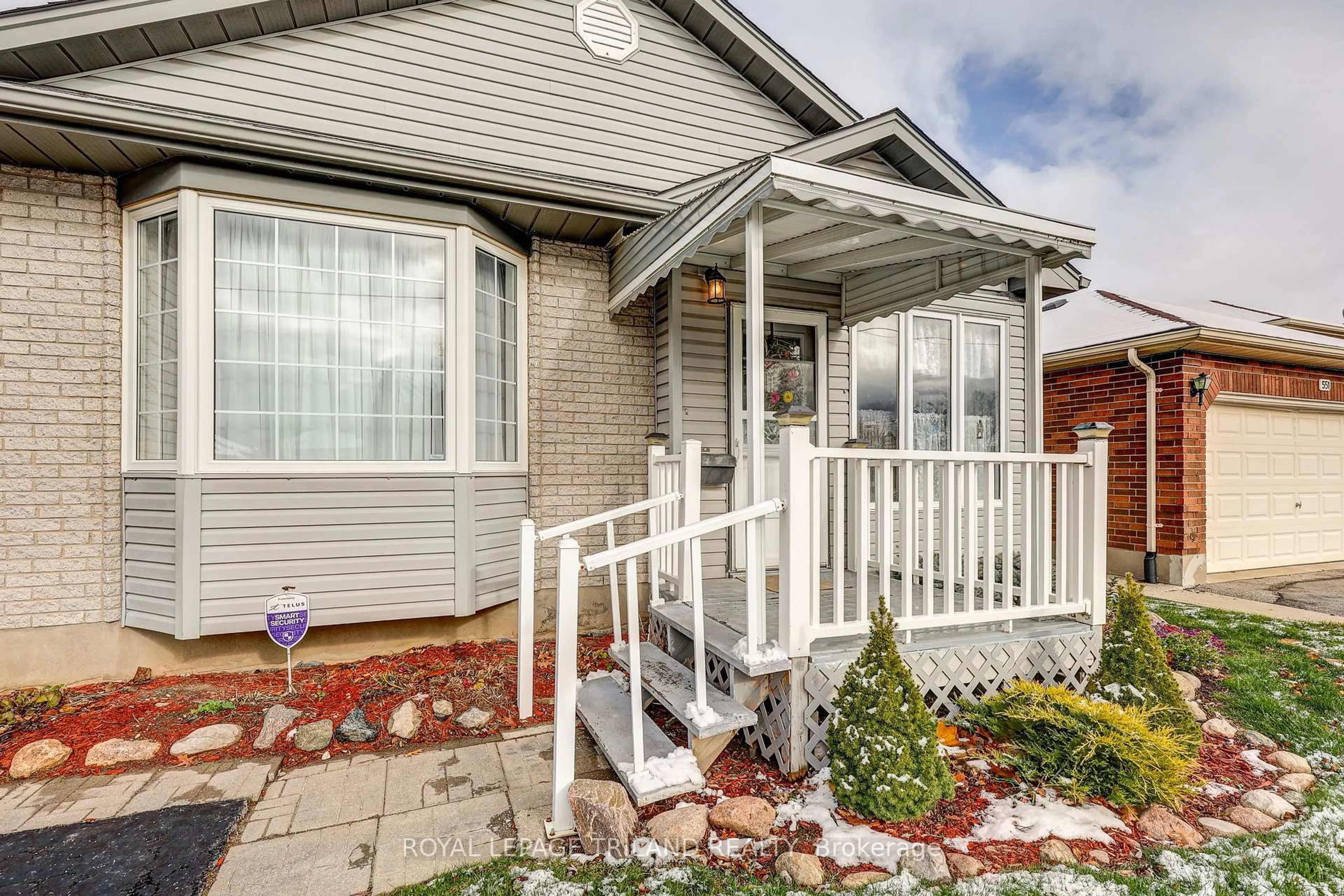 Home with vinyl exterior material, street for 549 Wellington St, St. Thomas Ontario N5R 6G2