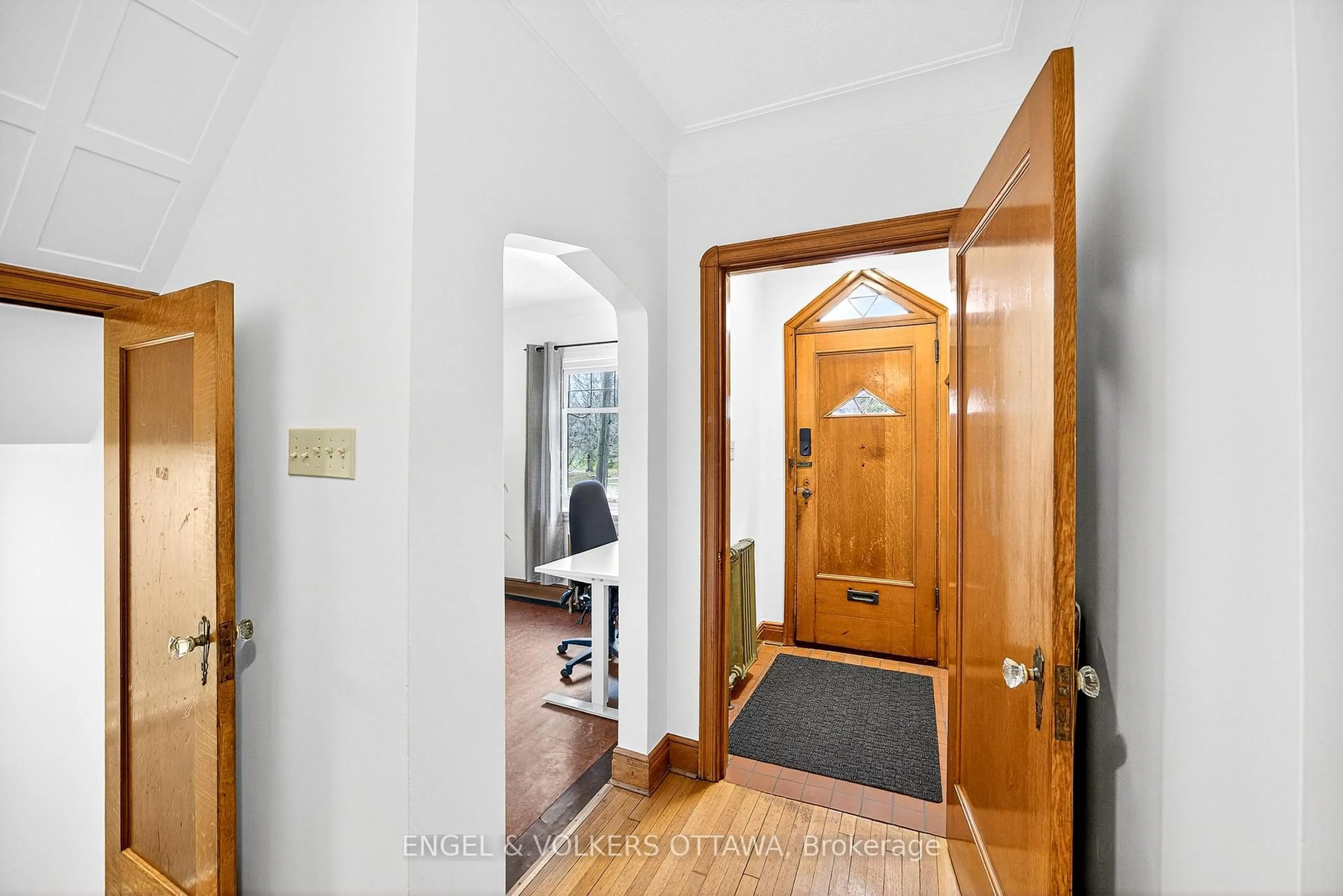 Indoor foyer for 268 Fairmont Ave, Ottawa Ontario K1Y 1Y2