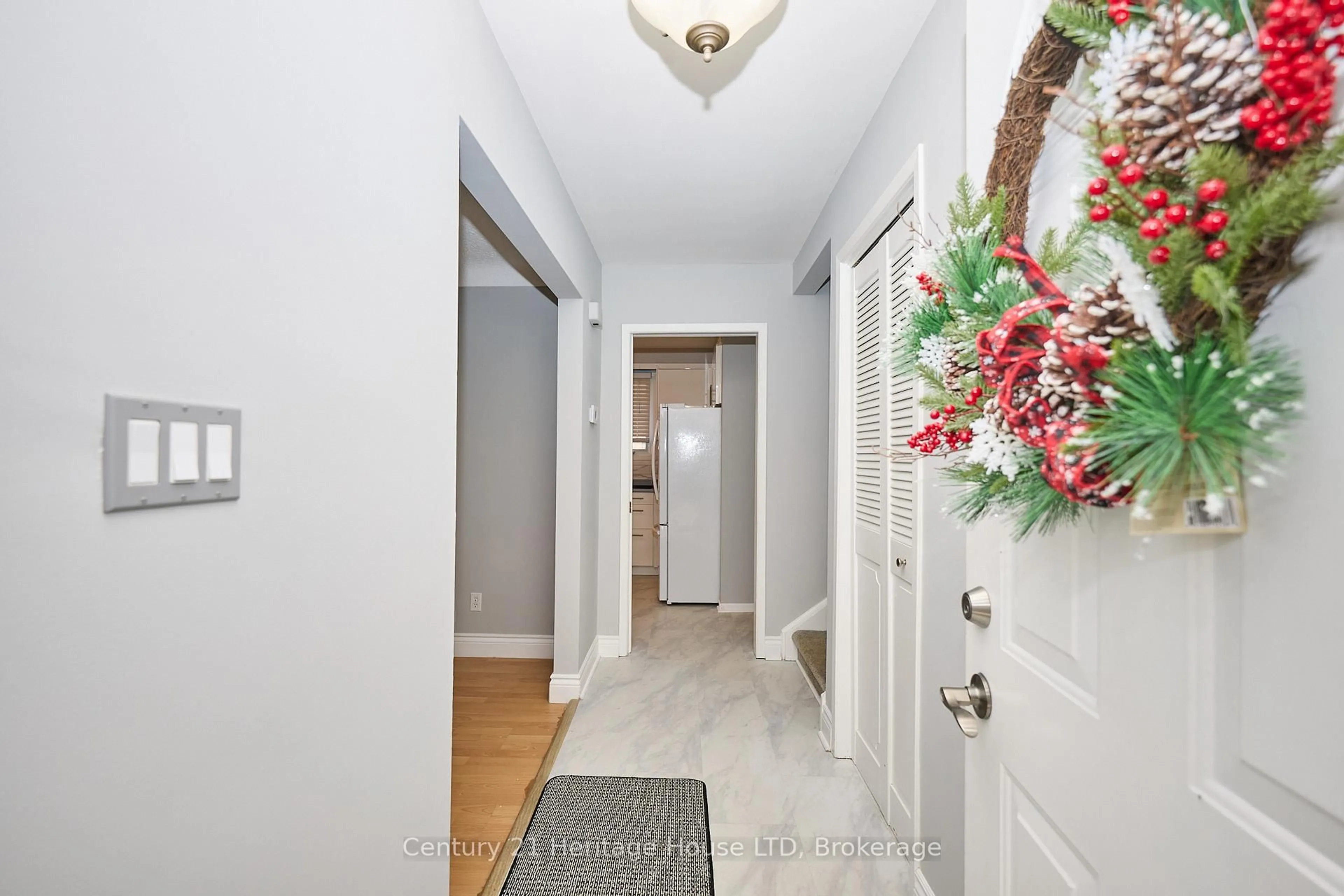 Indoor entryway for 3810 Orlando Dr, Niagara Falls Ontario L2J 4B7
